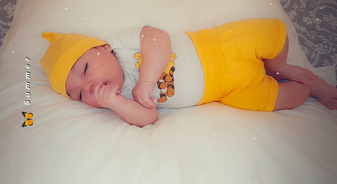 Liam Andrés participe au concours pour gagner de l'argent avec cette photo : baby, baby_products, bedtime, child, finger, hand, headgear, leg, nap, person, pink, product, skin, sleep, stomach, textile, toddler, yellow