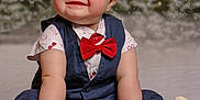 Colin a rejoint le concours — aidez-le/la à gagner de superbes lots ! baby, background_blur, blue_vest, child, chubby_cheeks, cute, festive, happy, holiday_theme, indoor, infant, leather_surface, portrait, red_bow_tie, short_hair, sitting, smiling, snow_effect, socks, white_shirt