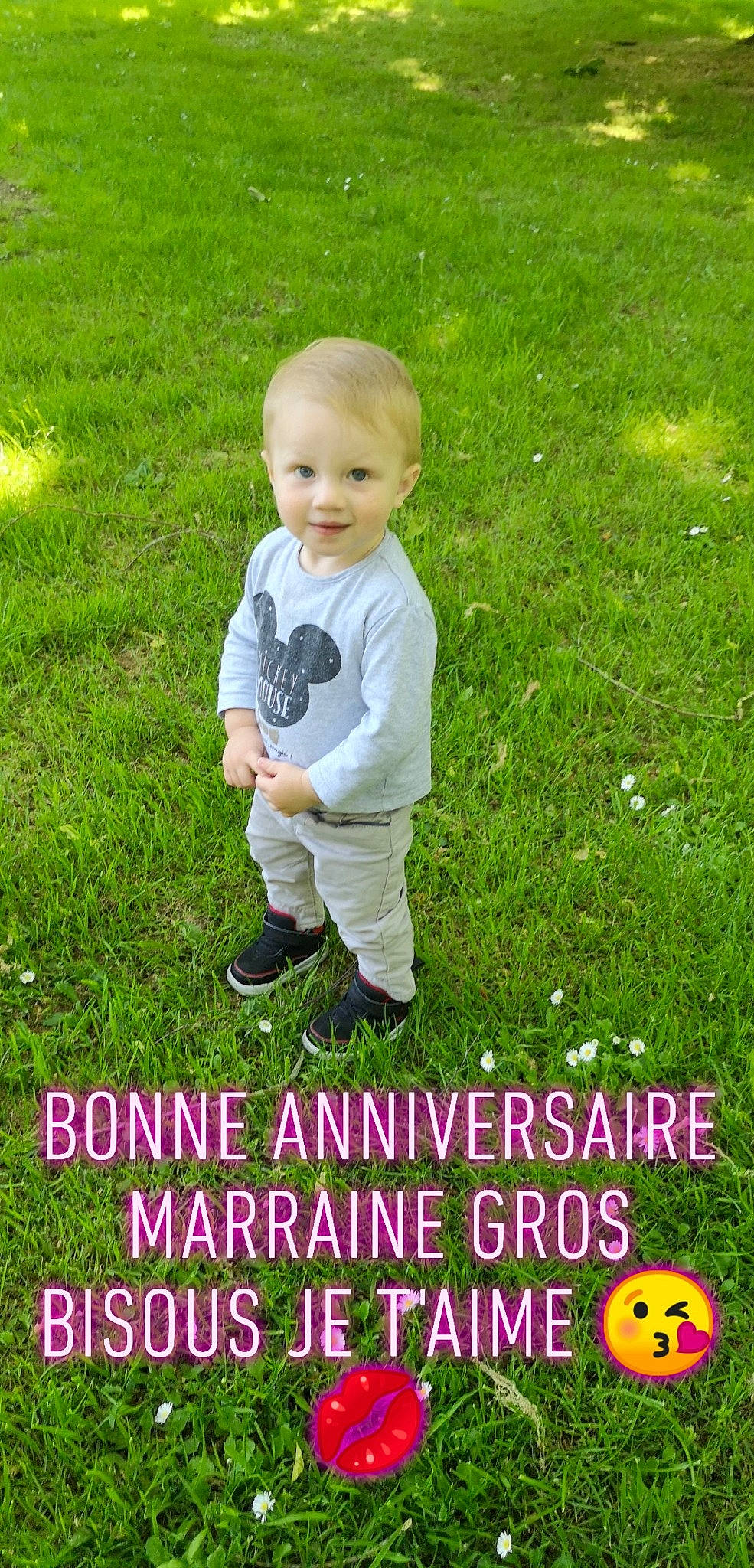 Aythan a rejoint le concours — aidez-le/la à gagner de superbes lots ! baby, baby_toddler_clothing, child, font, grass, grass_family, happy, lawn, meadow, person, photo_caption, photography, plant, play, smile, toddler, yard
