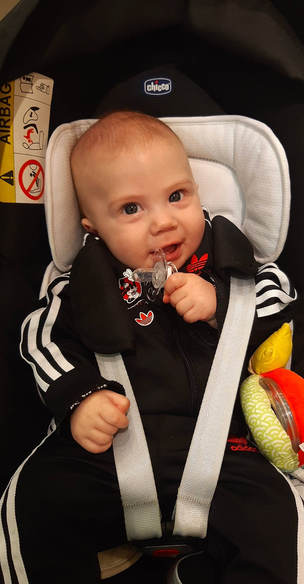 Lyam participe au concours pour gagner de l'argent avec cette photo : baby, baby_carriage, baby_in_car_seat, baby_products, baby_safety, baby_toddler_clothing, car_seat, carmine, chair, cheek, child, comfort, eye, formal_wear, person, seat_belt, sitting, sleeve, smile, thumb