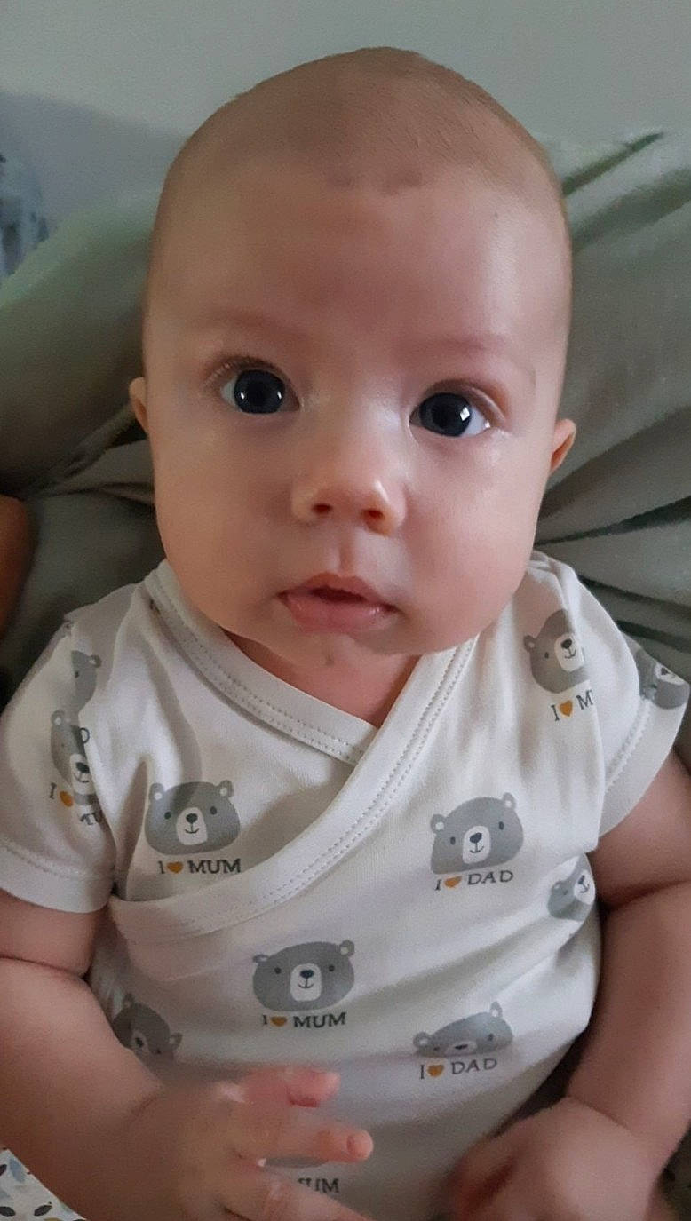 Lyam a rejoint le concours — aidez-le/la à gagner de superbes lots ! baby, baby_toddler_clothing, cheek, chest, child, chin, collar, ear, eye, eyebrow, happy, human_body, iris, lip, mouth, nose, person, sitting, skin, sleeve