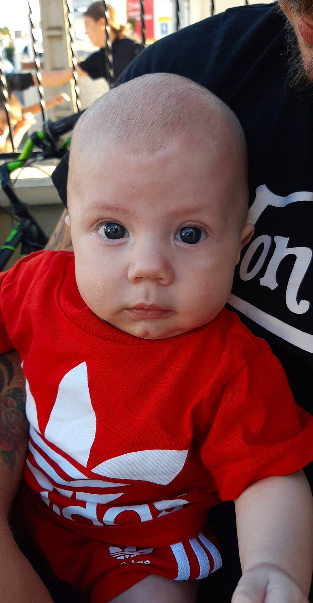 Lyam participe au concours pour gagner de l'argent avec cette photo : baby, baby_products, baby_toddler_clothing, carmine, chair, cheek, child, dress, eyebrow, eyelash, fun, hairstyle, iris, nose, person, sitting, skin, sleeve, t_shirt, toddler