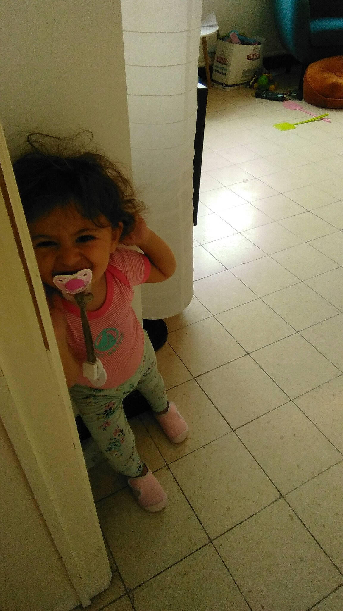 Francesca a rejoint le concours — aidez-le/la à gagner de superbes lots ! baby, baby_toddler_clothing, cheek, child, face, floor, flooring, foot, fun, happy, hardwood, head, human_leg, person, skin, smile, thigh, thumb, tile_flooring, toddler