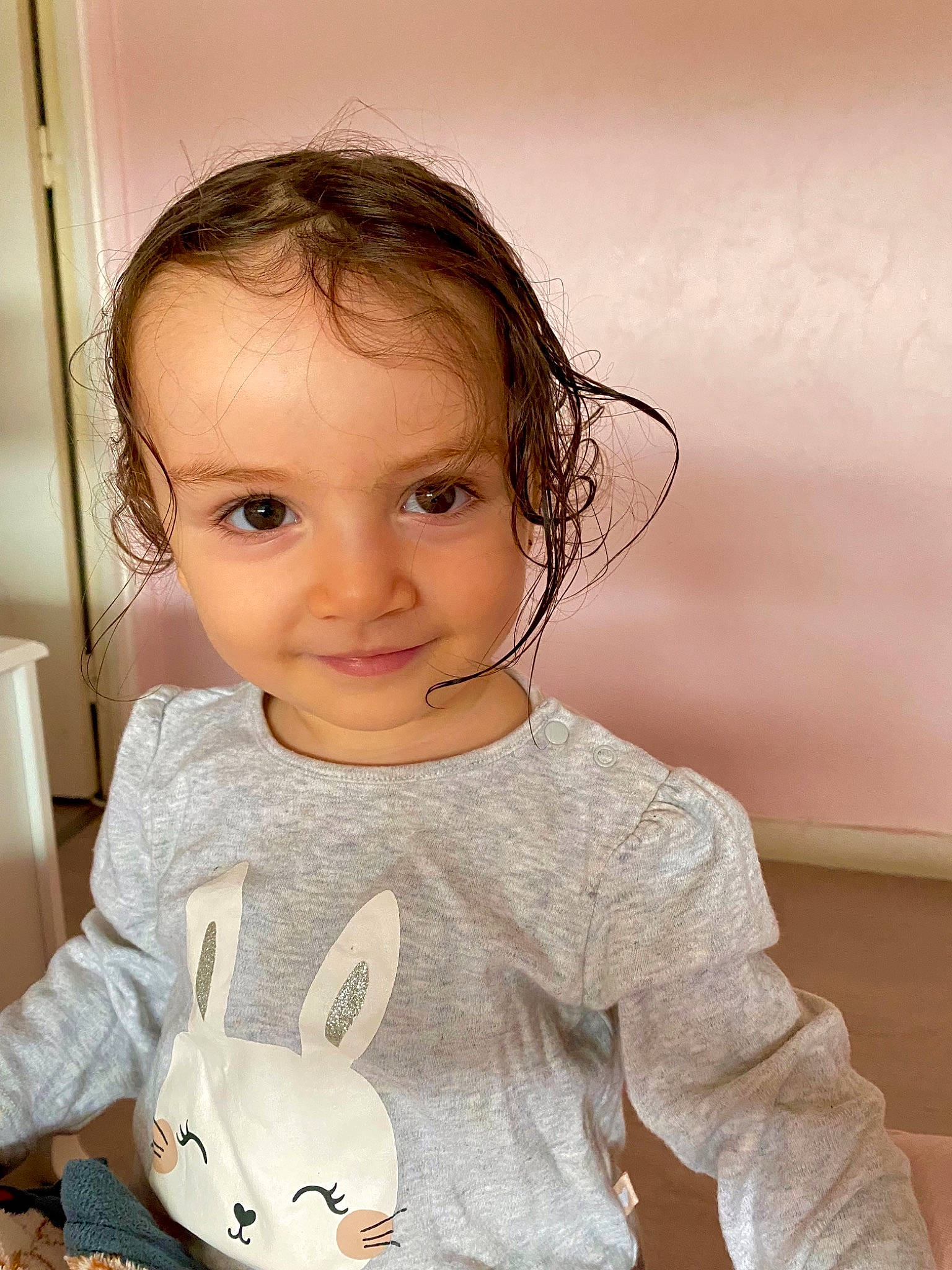 Rymen participe au concours pour gagner de l'argent avec cette photo : arm, cheek, chin, ear, eye, eyebrow, eyelash, face, hair, hairstyle, head, human_body, joy, lip, mouth, nose, organ, person, photograph, rabbit