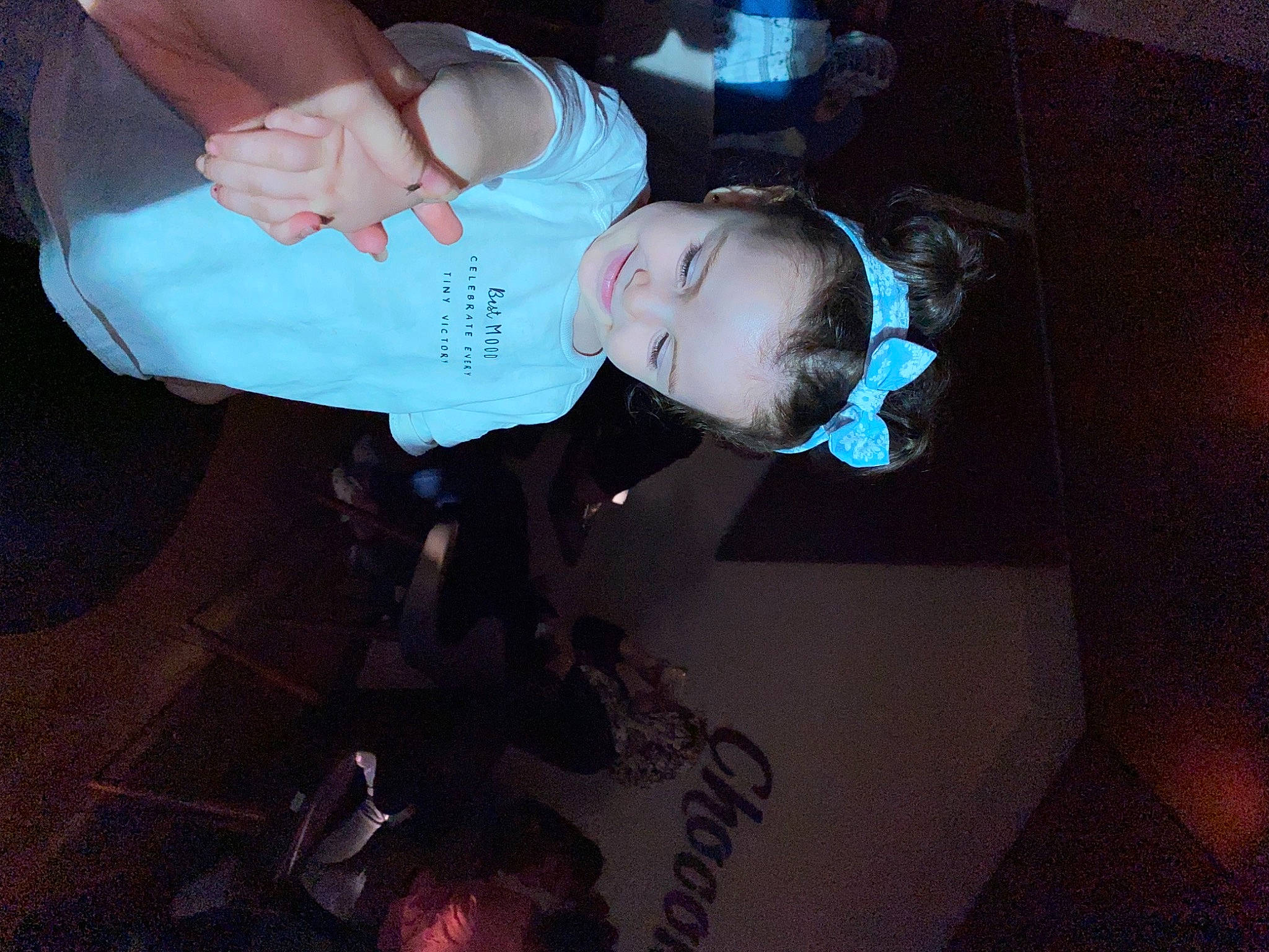 Rymen a rejoint le concours — aidez-le/la à gagner de superbes lots ! baby, baby_products, baby_toddler_clothing, child, darkness, elbow, electric_blue, flash_photography, fun, human_body, mouth, nail, person, room, sleeve, space, thumb, toddler, wrist