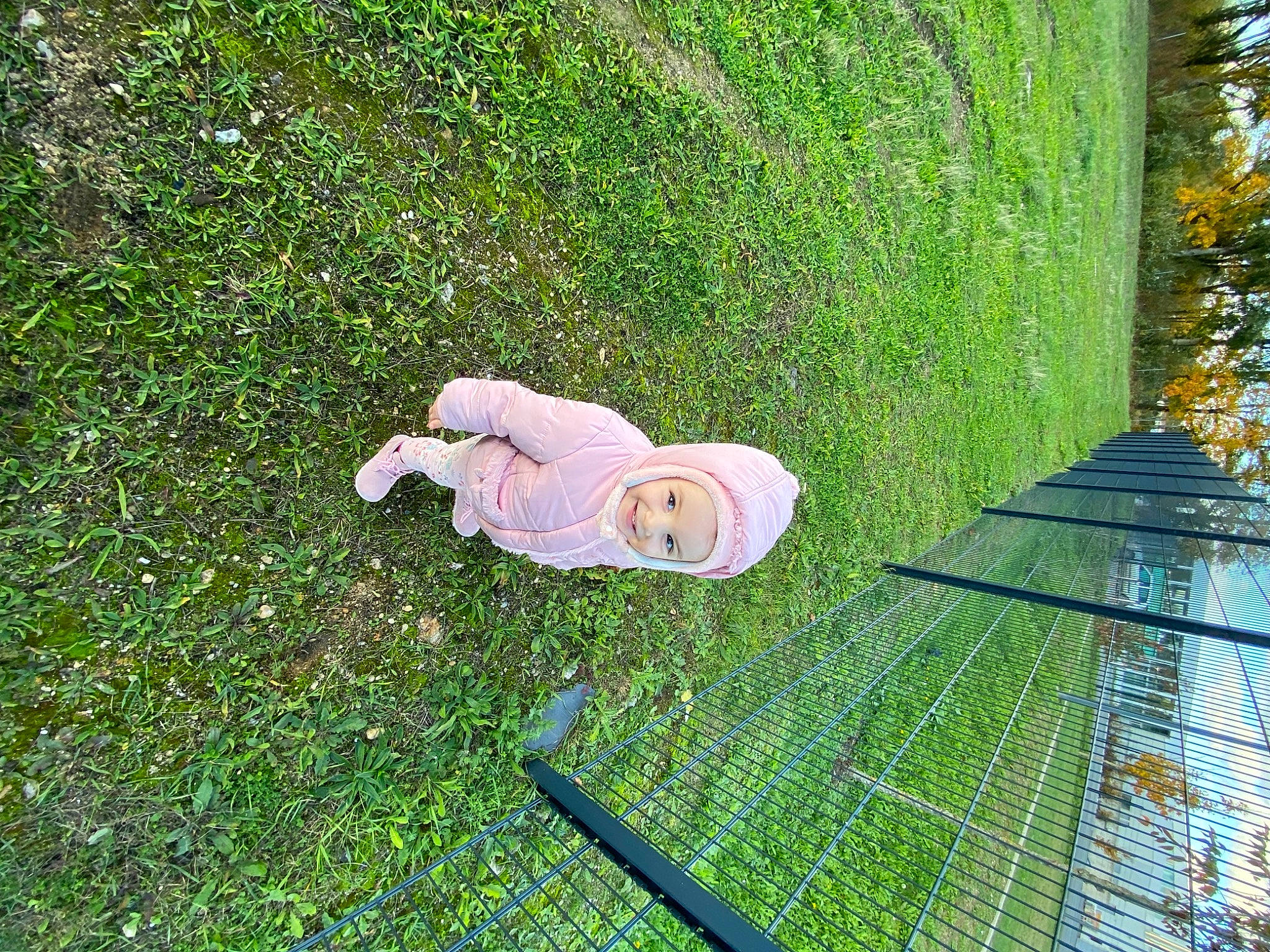 Rymen a rejoint le concours — aidez-le/la à gagner de superbes lots ! artificial_turf, backyard, fun, garden, grass, grass_family, grassland, groundcover, headwear, joy, landscape, lawn, leisure, outdoor_furniture, people_in_nature, person, plant, shrub, slope, tree