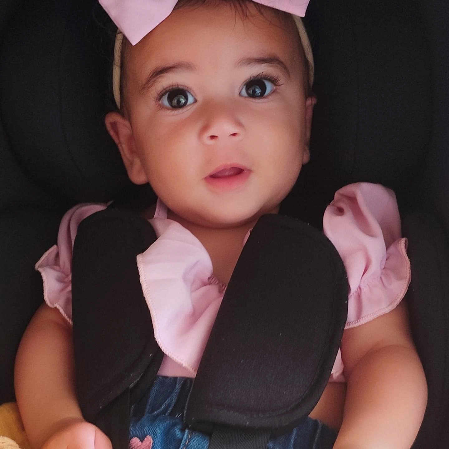 Layana a rejoint le concours — aidez-le/la à gagner de superbes lots ! baby, baby_girl, car_seat, child, close_up, clothing, curious, cute, denim, hands, headband, heart_patch, indoor, infant, pink_bow, portrait, seatbelt, soft_light, straps, wide_eyes