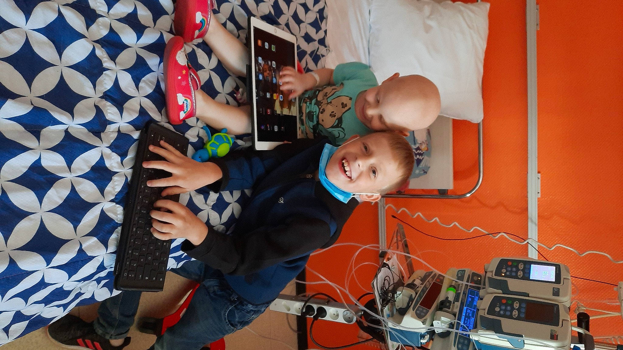 Warren participe au concours pour gagner de l'argent avec cette photo : audio_equipment, baby, bicycle_wheel, cable, child, electric_blue, electrical_supply, electrical_wiring, electricity, electronic_engineering, engineering, fun, joy, leisure, machine, pattern, person, room, shorts, toddler