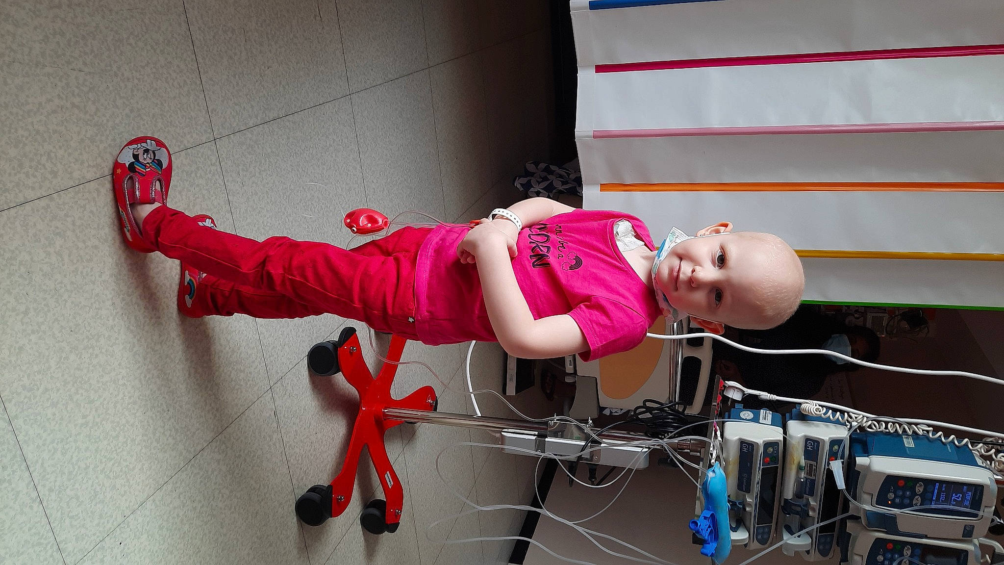 Léna a rejoint le concours — aidez-le/la à gagner de superbes lots ! boot, carmine, chair, child, flooring, fun, human_leg, knee, magenta, outdoor_shoe, person, pink, plant, room, sandal, smile, t_shirt, tire, toddler, walking_shoe