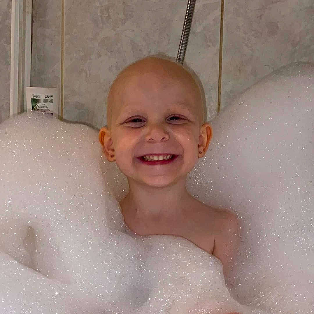 Léna participe au concours pour gagner de l'argent avec cette photo : baby, baby_bathing, bathing, bathroom, bathtub, chest, child, chin, eyebrow, fluid, foam, happy, jaw, joy, nose, organ, person, plumbing, skin, smile