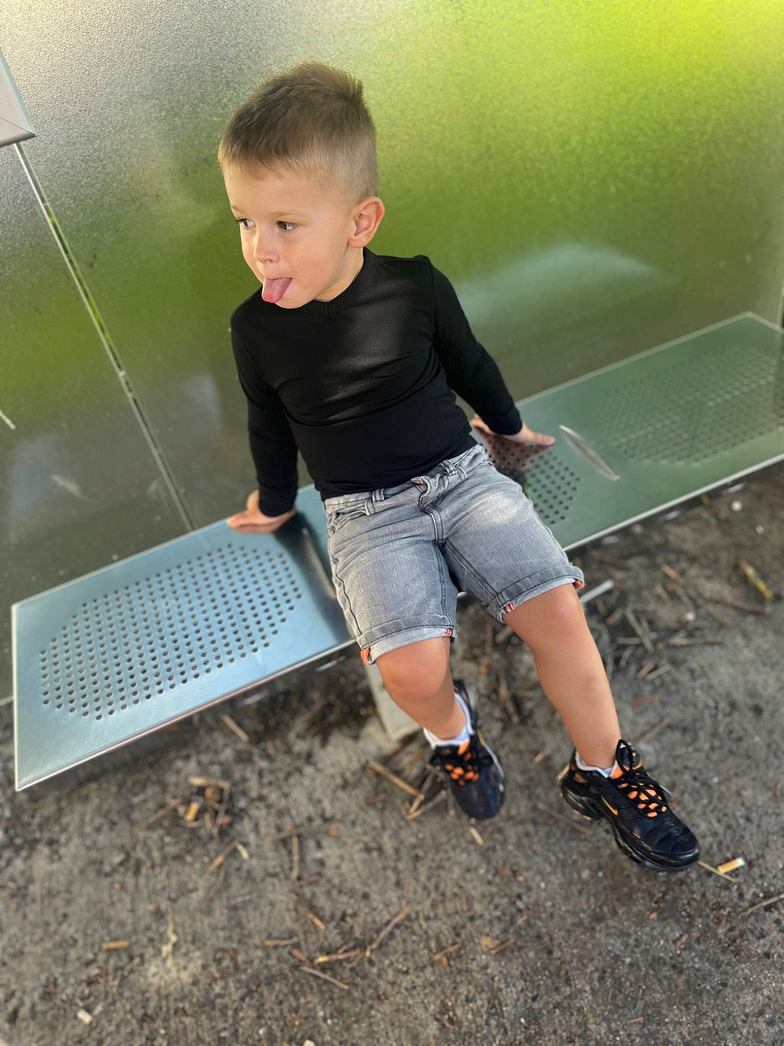 Hayden a rejoint le concours — aidez-le/la à gagner de superbes lots ! denim, electric_blue, flash_photography, fun, grass, happy, human_leg, leisure, mesh, net, people_in_nature, person, play, recreation, sandal, shoe, shorts, sitting, soil, t_shirt