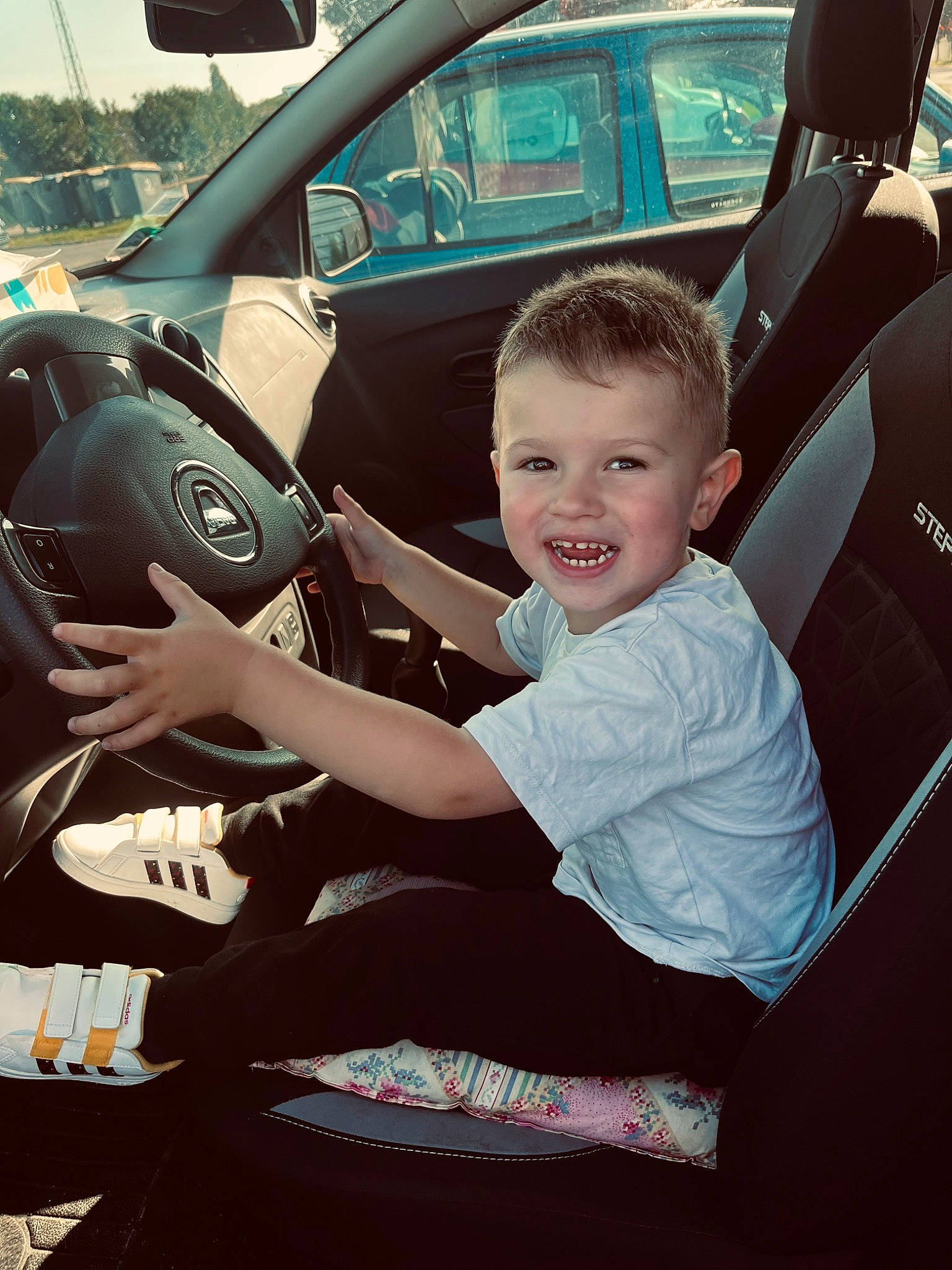 Hayden a rejoint le concours — aidez-le/la à gagner de superbes lots ! auto_part, automotive_design, automotive_exterior, automotive_tire, automotive_wheel_system, car, car_seat, car_seat_cover, family_car, fun, joy, motor_vehicle, person, personal_luxury_car, rim, smile, steering_part, steering_wheel, toddler, vehicle