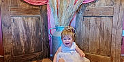 Alma a rejoint le concours — aidez-le/la à gagner de superbes lots ! baby, child, birthday, cake, candle, dress, floor, wood, doors, fabric, pink, vase, pampas_grass, smile, happy, celebration, indoor, rustic, metal, cute