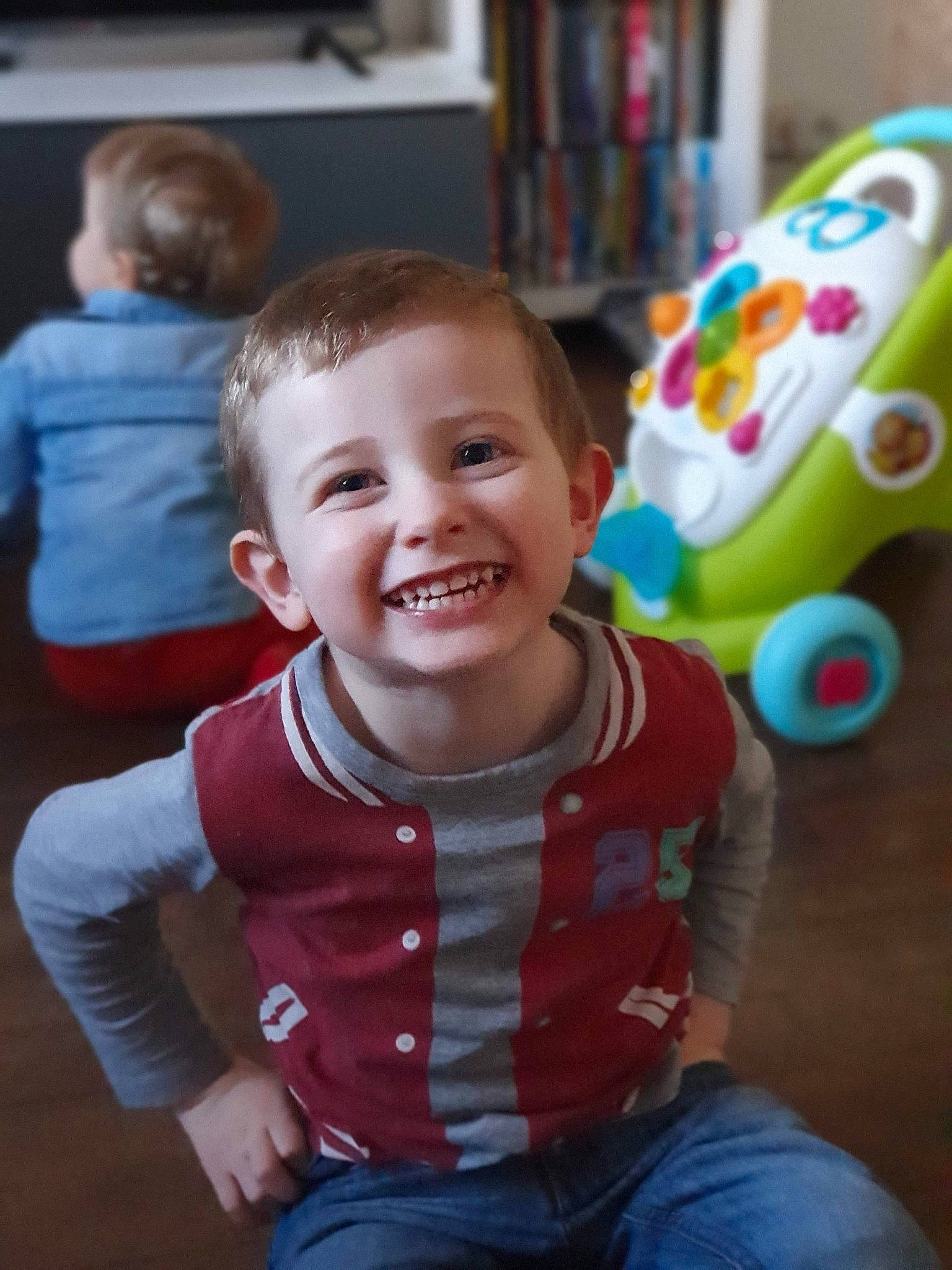 Nathan participe au concours pour gagner de l'argent avec cette photo : baby, baby_playing_with_toys, baby_toys, cheek, child, ear, eye, facial_expression, fun, happy, iris, joy, laugh, person, play, sitting, skin, smile, standing, toddler