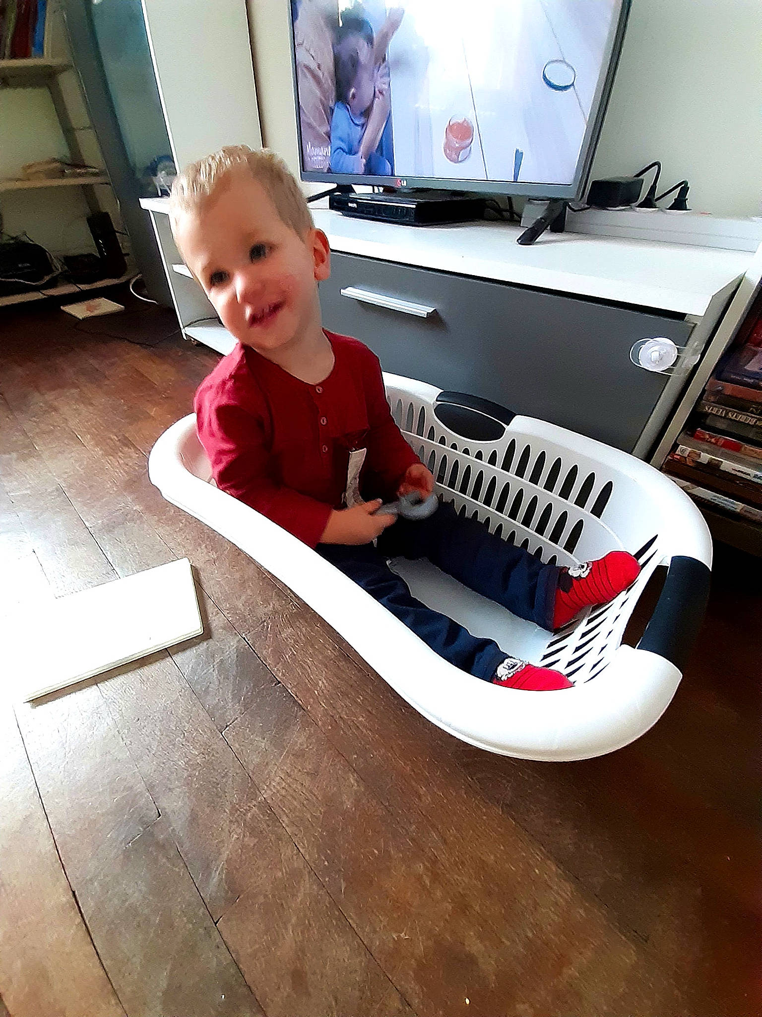 Aaron participe au concours pour gagner de l'argent avec cette photo : baby, baby_products, child, comfort, floor, flooring, footwear, furniture, joy, leg, person, play, product, shoe, sitting, toddler