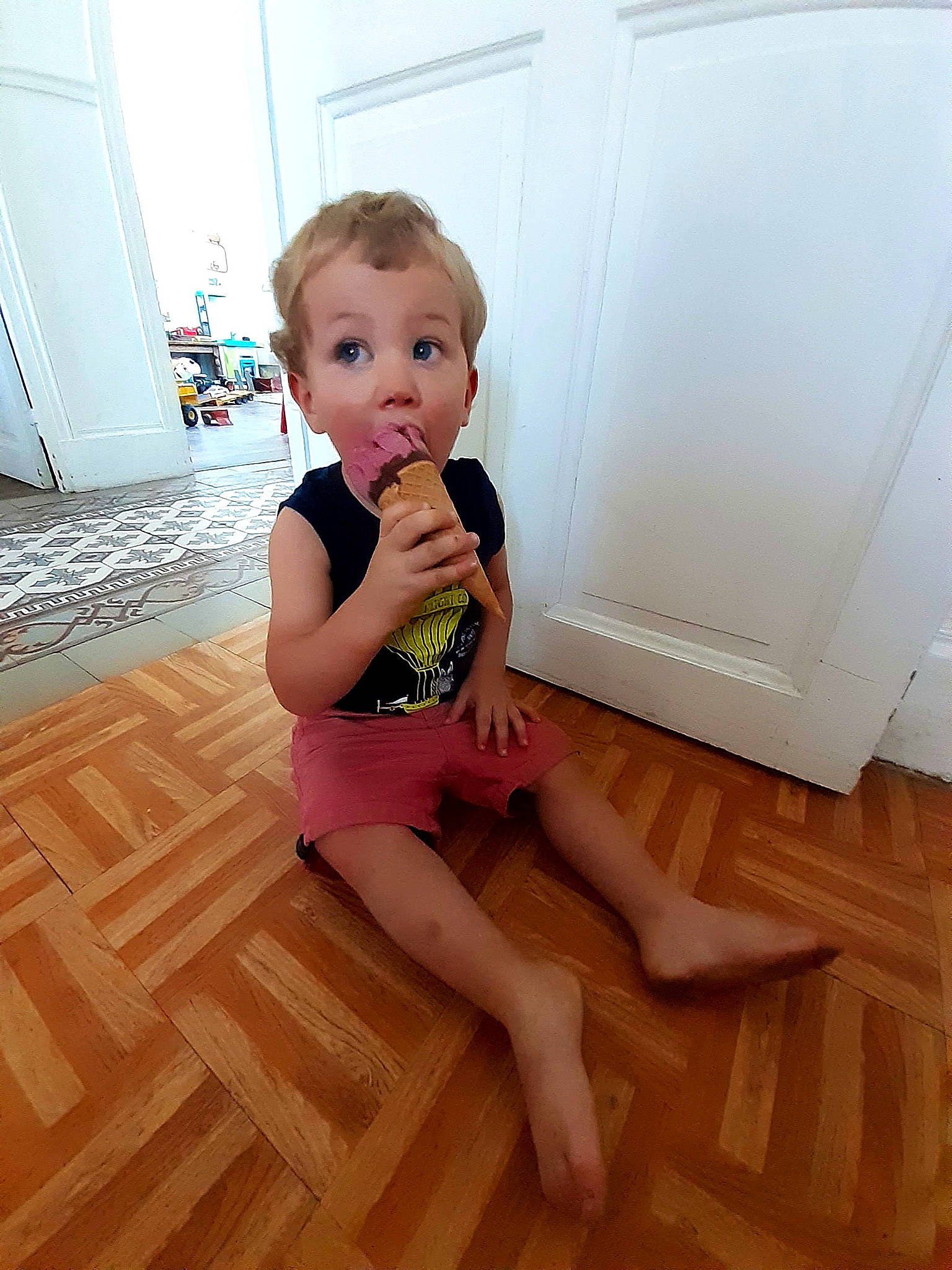 Aaron participe au concours pour gagner de l'argent avec cette photo : arm, barefoot, chamber_pot, child, finger, floor, flooring, foot, hardwood, human_leg, joint, laminate_flooring, leg, person, play, sitting, standing, surprise, thigh, toddler