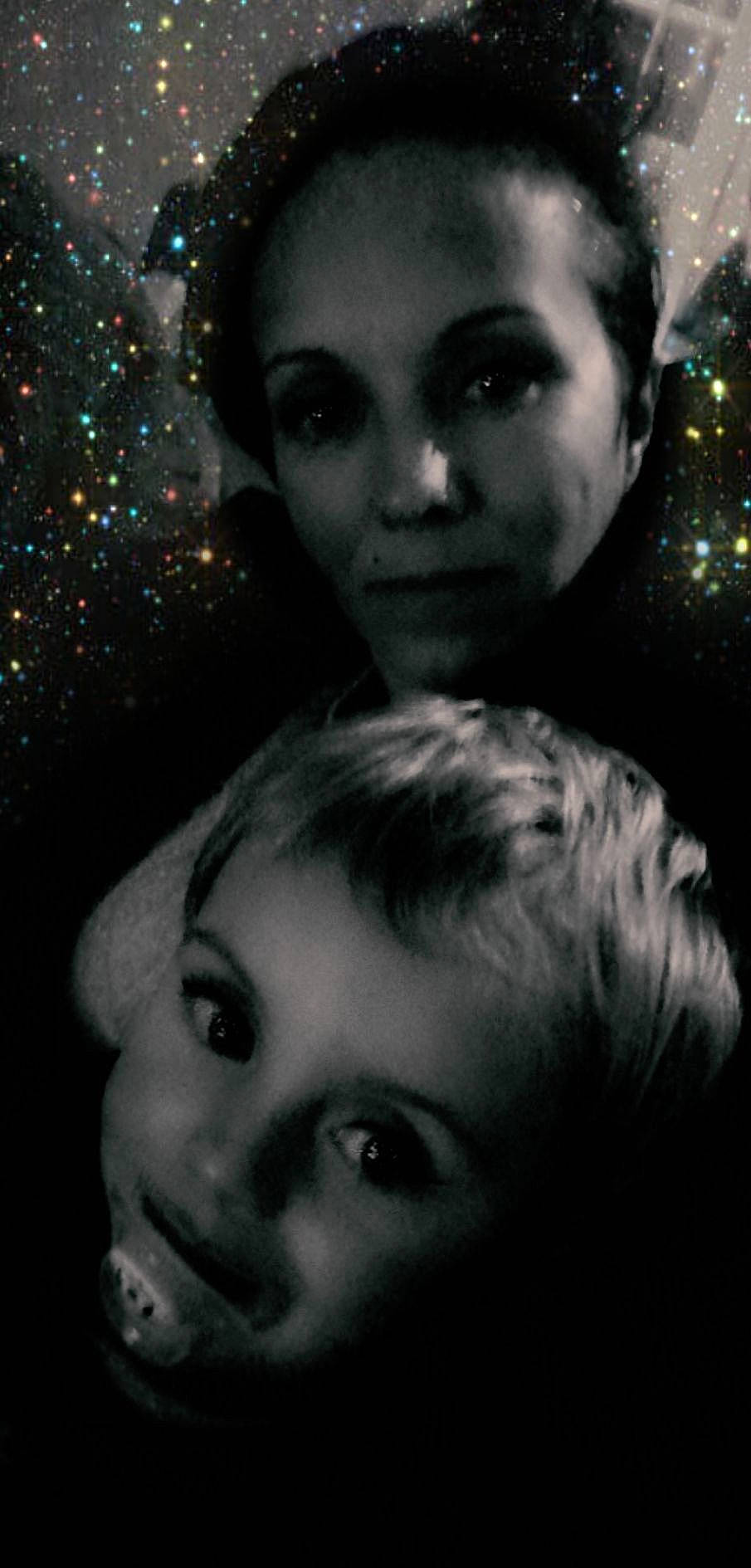 Daymone a rejoint le concours — aidez-le/la à gagner de superbes lots ! black_and_white, black_hair, child, darkness, eye, eyebrow, face, flash_photography, forehead, head, human, midnight, night, nose, person, photography, portrait, selfie, sky, smile