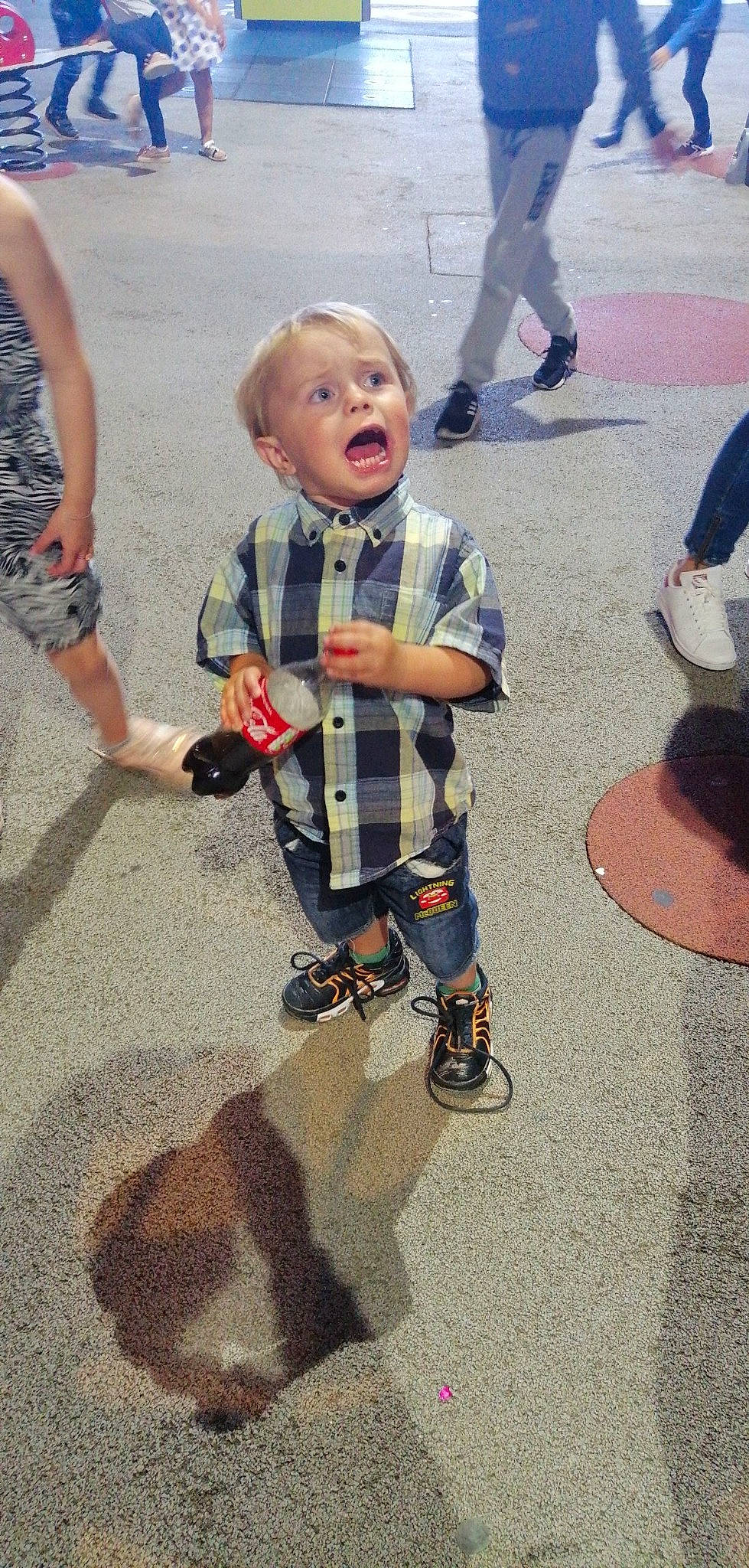 Daymone participe au concours pour gagner de l'argent avec cette photo : child, footwear, fun, person, play, surprise, toddler