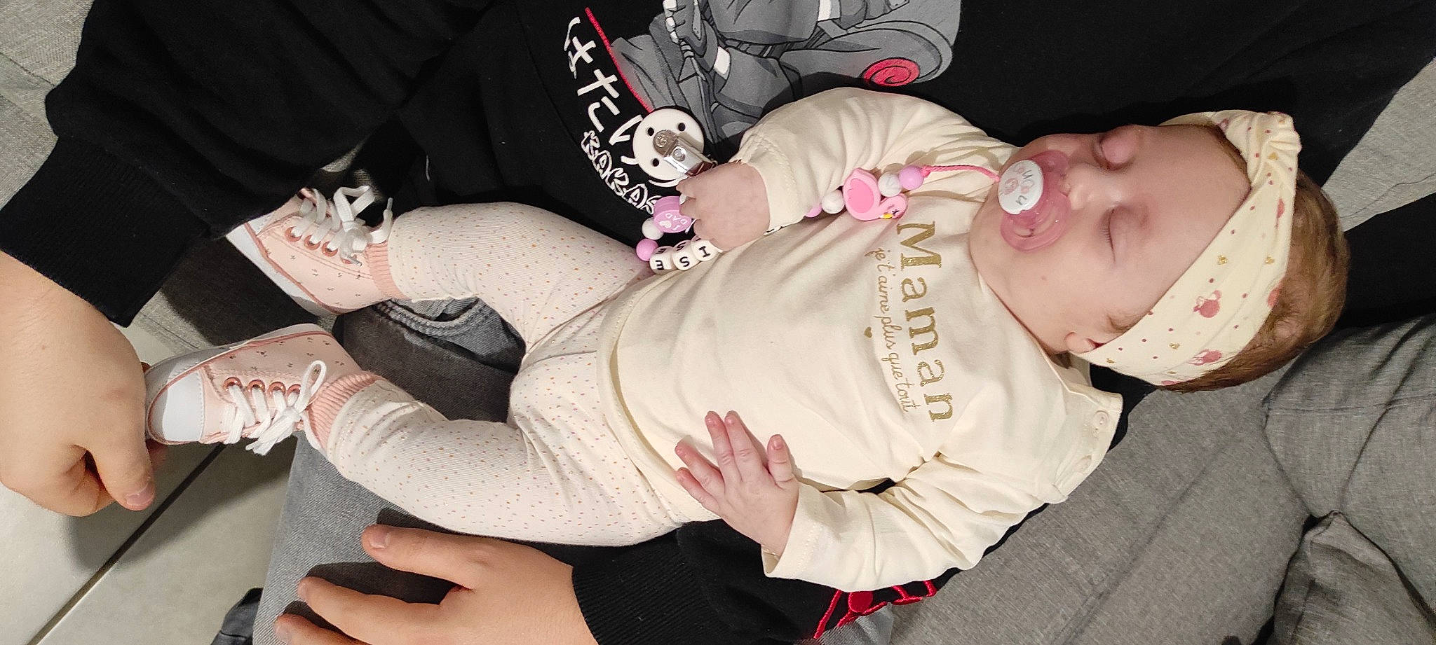 Héloïse a rejoint le concours — aidez-le/la à gagner de superbes lots ! arm, baby, baby_products, baby_toddler_clothing, chest, event, finger, fun, hand, headwear, human_body, joint, leg, mouth, nail, person, pink, plant, sleeve, thigh