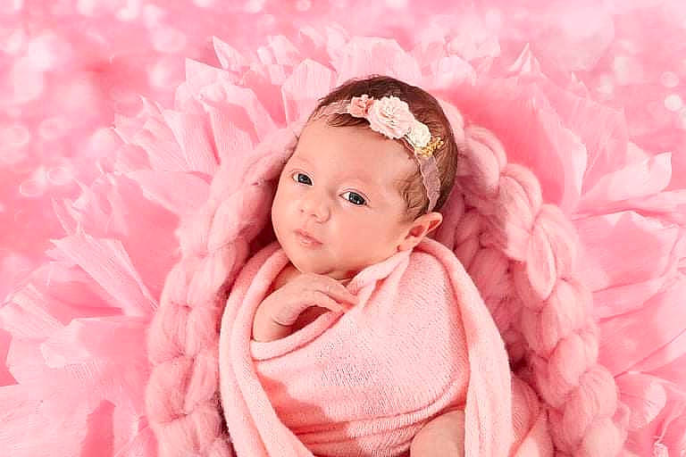 Héloïse a rejoint le concours — aidez-le/la à gagner de superbes lots ! baby, baby_toddler_clothing, face, fashion_accessory, flash_photography, hair_accessory, happy, headgear, linens, magenta, pattern, peach, people_in_nature, person, petal, pink, rose_family, skin, sleeve, textile