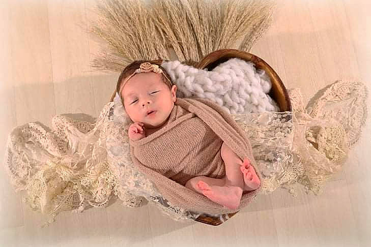 Héloïse a rejoint le concours — aidez-le/la à gagner de superbes lots ! baby, baby_toddler_clothing, bridal_accessory, comfort, embellishment, fashion_accessory, fur, fur_clothing, grey, hair_accessory, happy, headband, headpiece, linens, outerwear, person, sitting, sleeve, smile, toddler