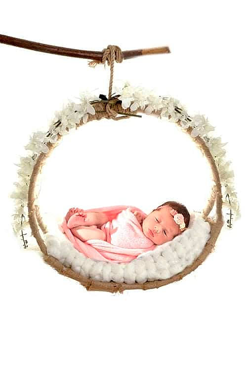 Héloïse participe au concours pour gagner de l'argent avec cette photo : body_jewelry, circle, comfort, fashion_accessory, font, fur, happy, holiday_ornament, interior_design, jewellery, linens, natural_material, ornament, oval, person, picture_frame, rectangle, smile, swing, twig