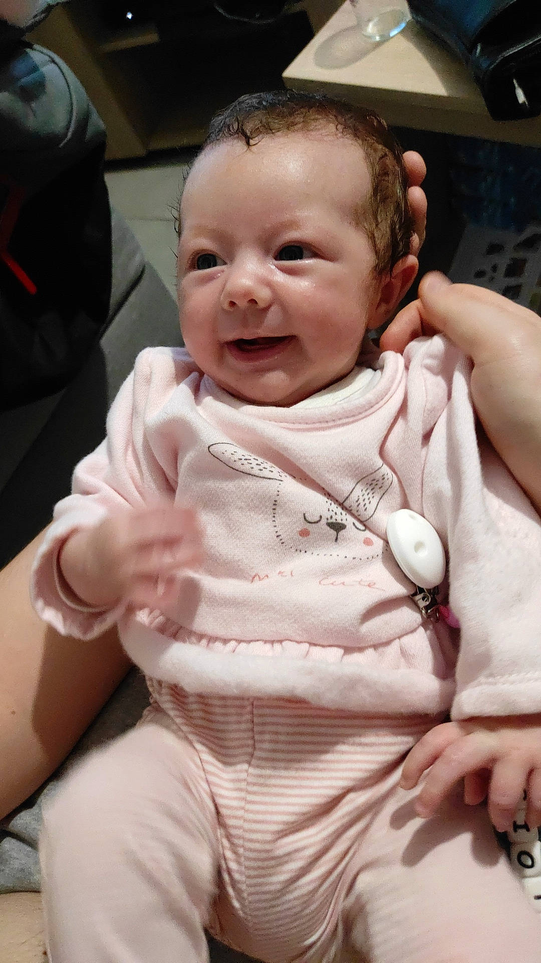 Héloïse a rejoint le concours — aidez-le/la à gagner de superbes lots ! baby, baby_toddler_clothing, cheek, chin, collar, comfort, eyebrow, facial_expression, finger, gesture, hairstyle, happy, interaction, iris, lip, mouth, nose, person, skin, sleeve