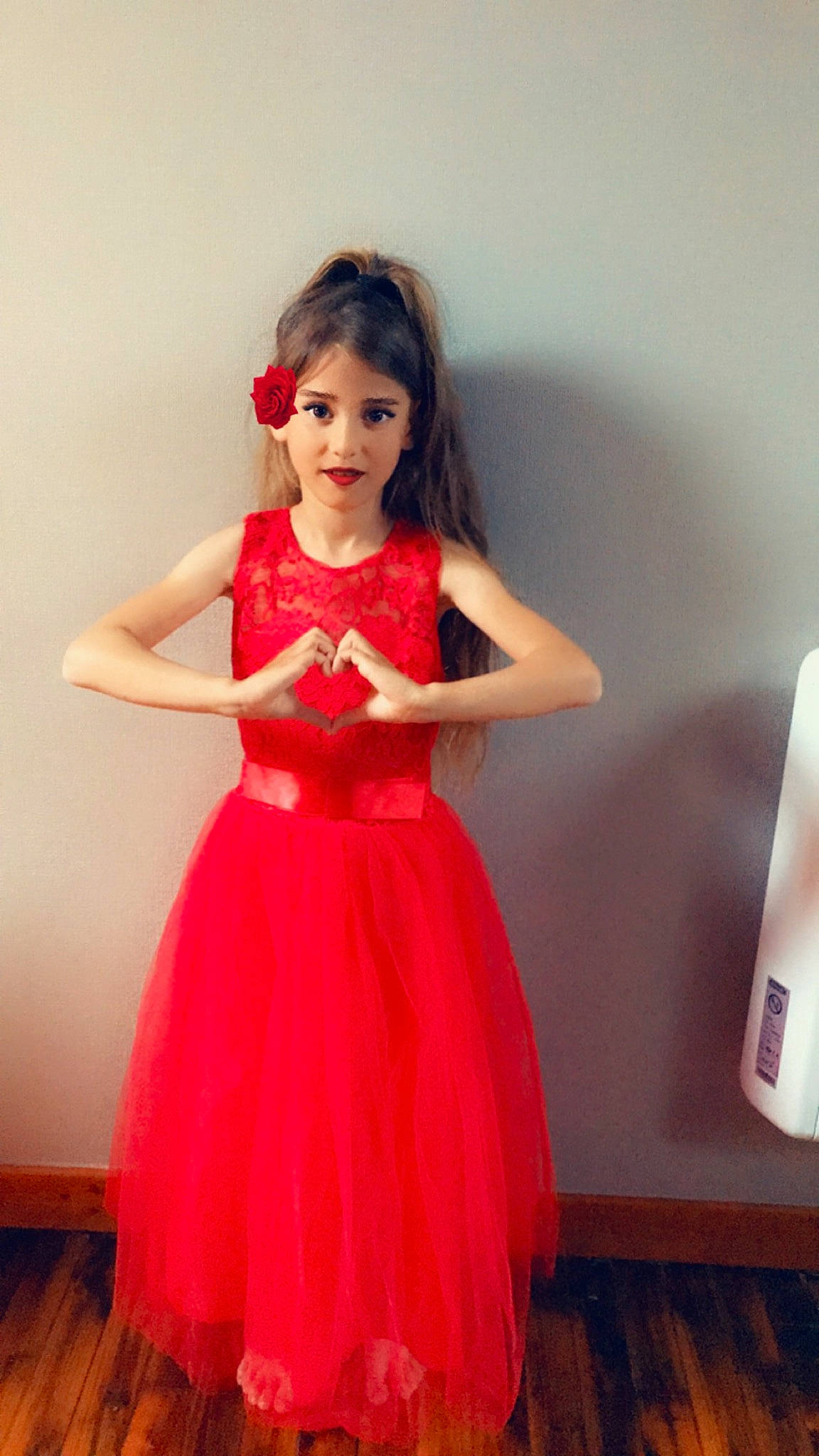 Shaïna a rejoint le concours — aidez-le/la à gagner de superbes lots ! abdomen, bridal_party_dress, day_dress, dress, embellishment, fashion_design, fashion_model, flash_photography, formal_wear, gown, happy, neck, one_piece_garment, person, ruffle, shoulder, skin, sleeve, toy, trunk