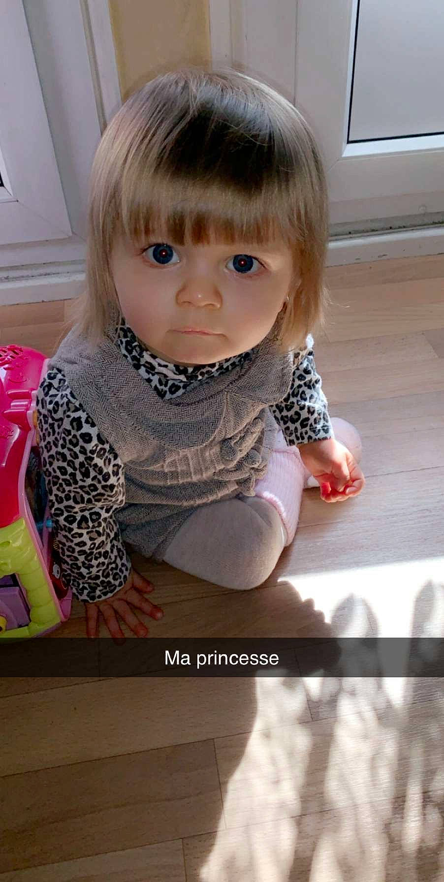 Tiffany a rejoint le concours — aidez-le/la à gagner de superbes lots ! baby, bangs, brown_hair, cheek, child, child_model, hair, outerwear, person, sitting, skin, sleeve, toddler