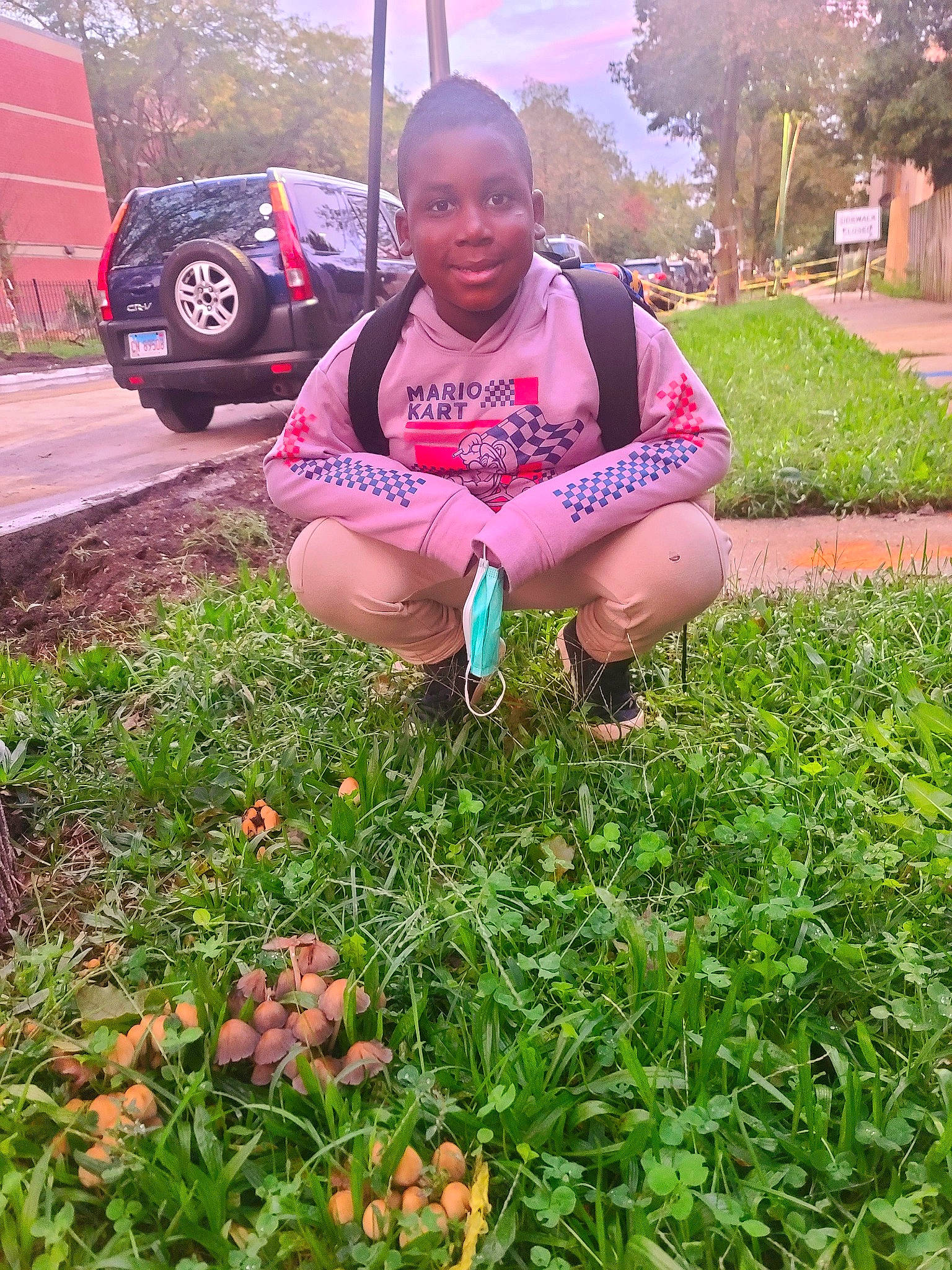 Kolen is registered to the contest to win money with this photo: flowering_plant, foot, fruit, garden, grass, grass_family, groundcover, joy, lawn, leisure, natural_foods, people_in_nature, person, plant, recreation, shorts, shrub, soil, t_shirt, tire