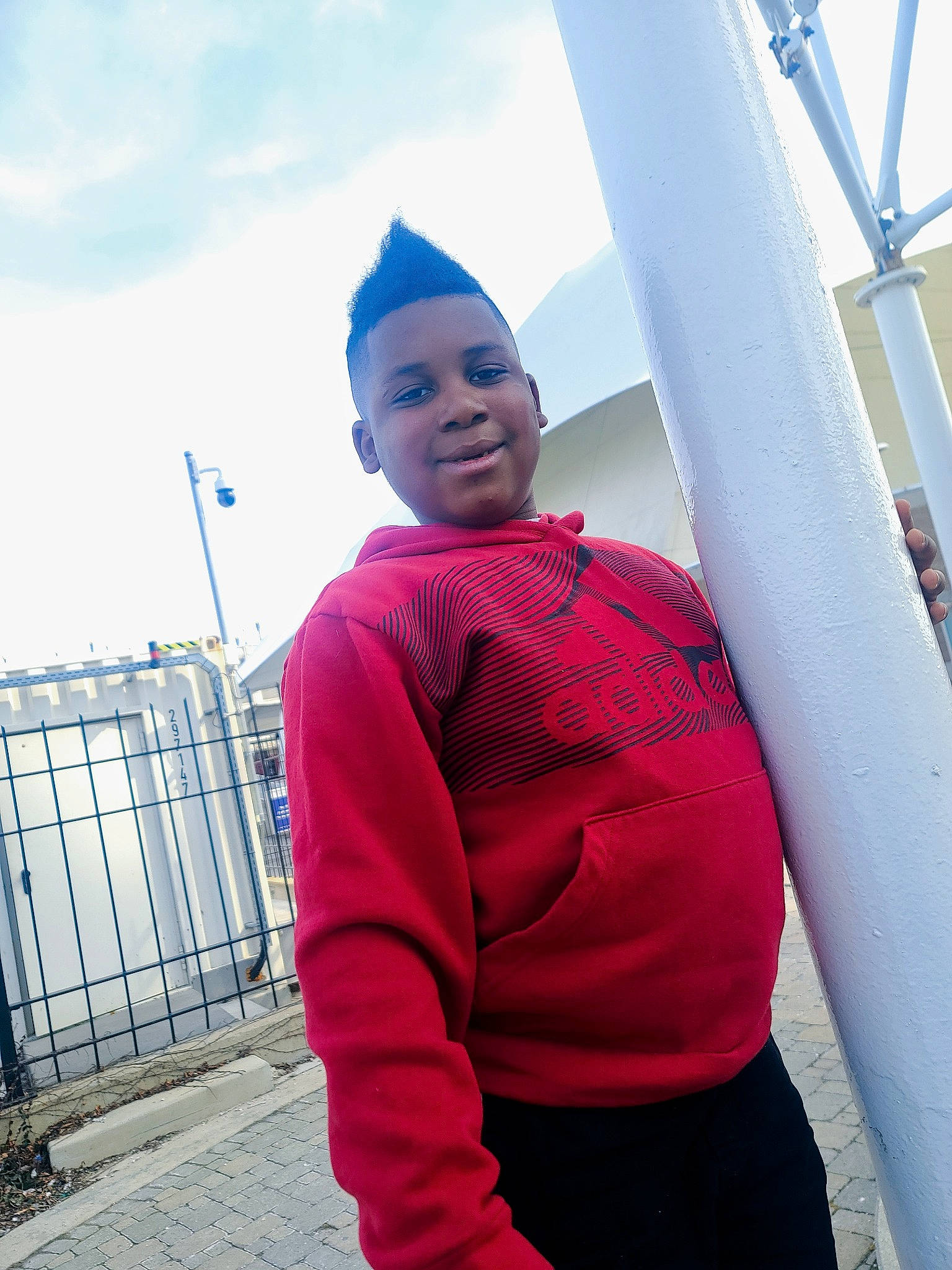 Kolen is registered to the contest to win money with this photo: cap, city, electric_blue, face, fun, happy, headgear, joy, leisure, magenta, pattern, person, recreation, sky, sleeve, smile, standing, t_shirt, temple, toddler