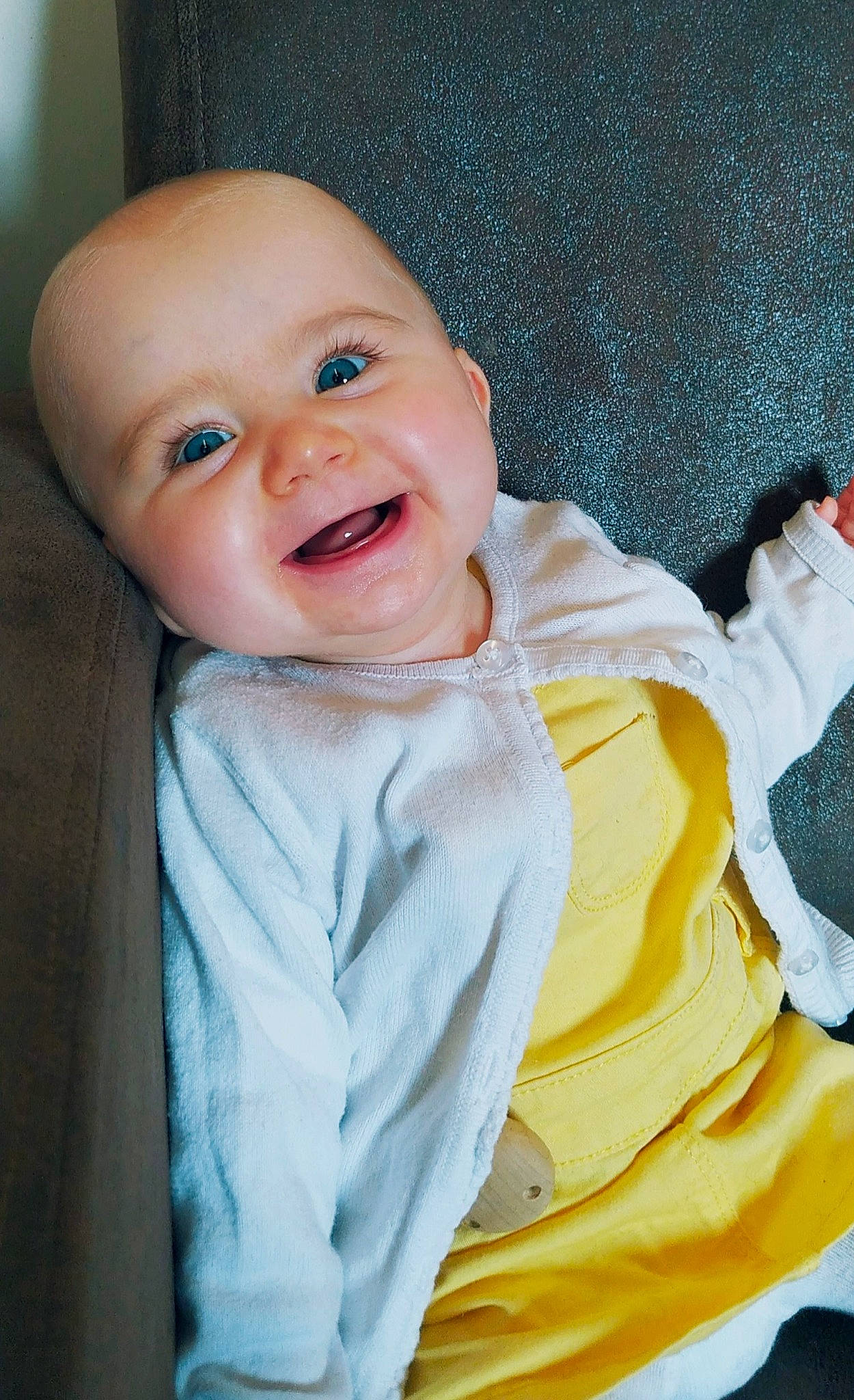 Énola a rejoint le concours — aidez-le/la à gagner de superbes lots ! baby, baby_products, baby_toddler_clothing, cheek, comfort, electric_blue, eye, face, finger, fun, gesture, happy, head, iris, joy, lip, nose, outerwear, person, sleeve