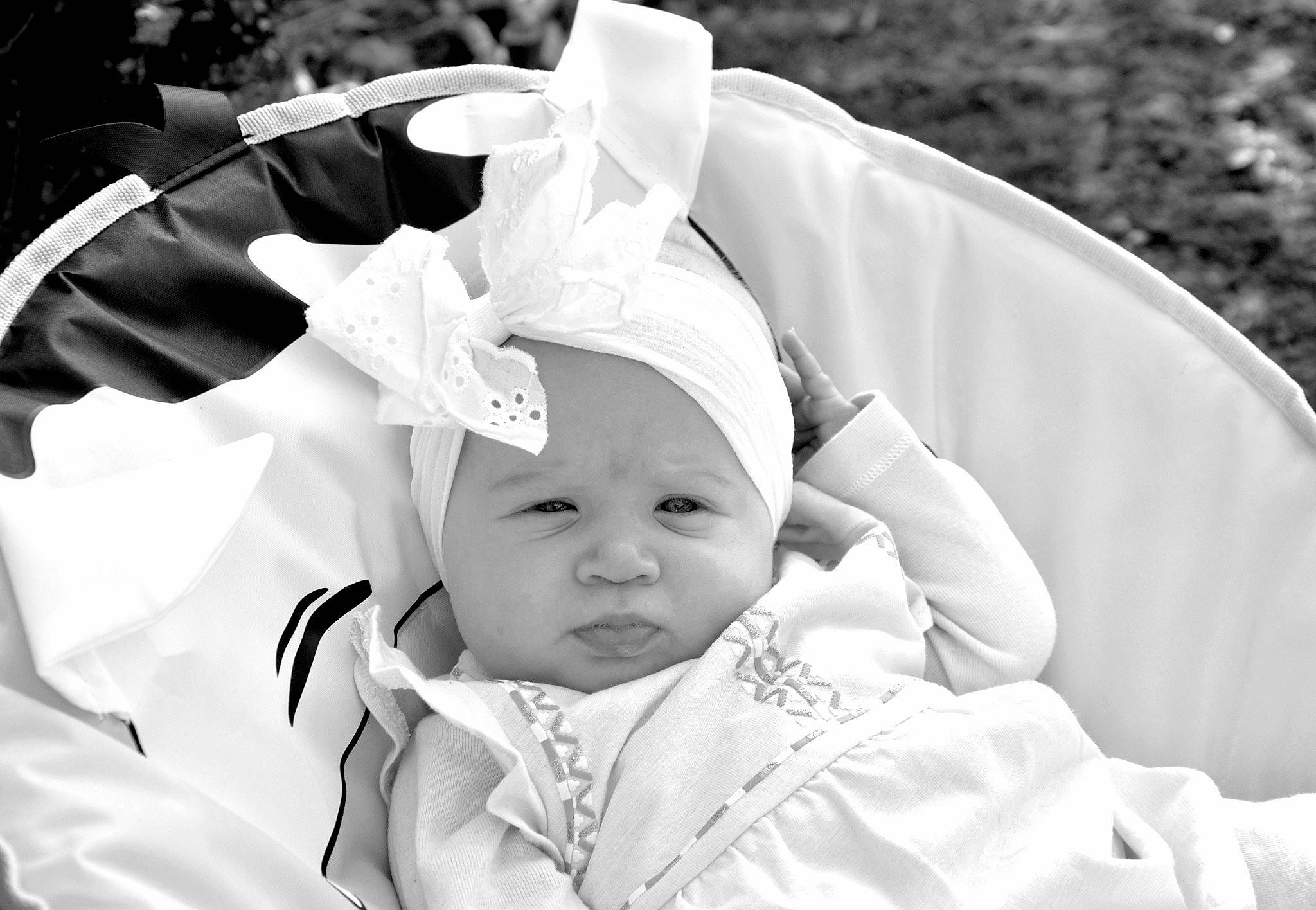 Héloïse a rejoint le concours — aidez-le/la à gagner de superbes lots ! baby, baby_products, black, black_and_white, child, eye, head, headgear, monochrome, monochrome_photography, people, person, photograph, photography, product, skin, smile, stock_photography, style, toddler