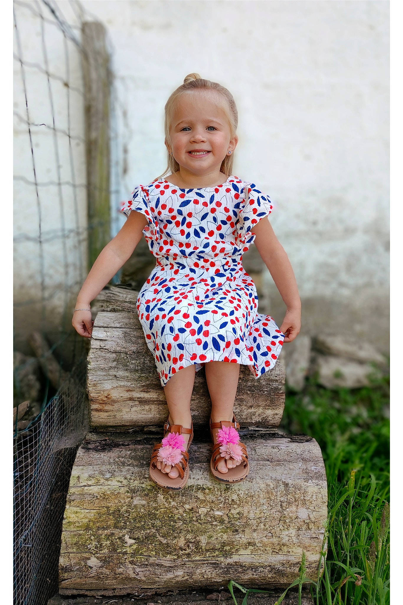 Héloïse a rejoint le concours — aidez-le/la à gagner de superbes lots ! adaptation, baby_toddler_clothing, day_dress, dress, electric_blue, face, grass, hair, happy, head, joy, magenta, one_piece_garment, people_in_nature, person, pink, purple, sleeve, smile, street_fashion