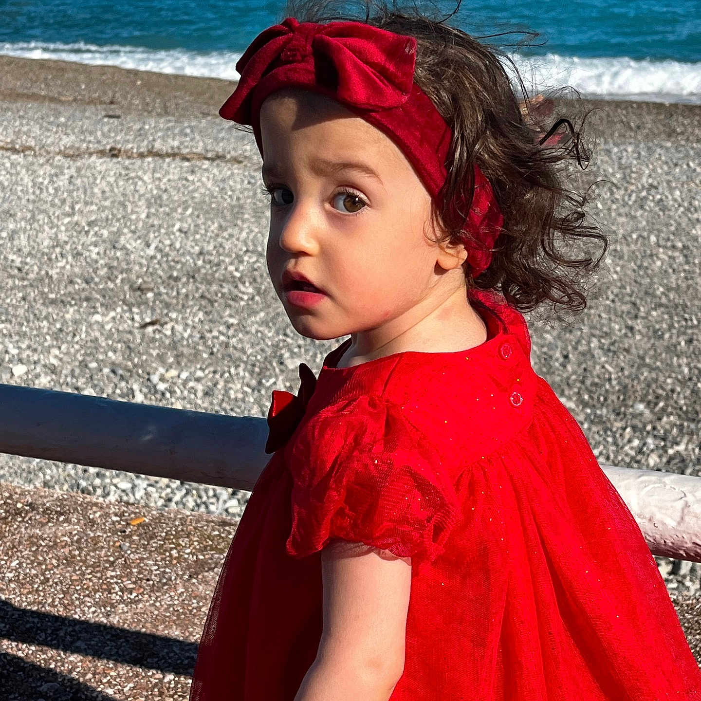 Giulia participe au concours pour gagner de l'argent avec cette photo : accessories, beach, child, clothing, coast, dress, eveningdress, face, female, formalwear, girl, head, nature, outdoors, person, photography, portrait, sea, shoreline, water