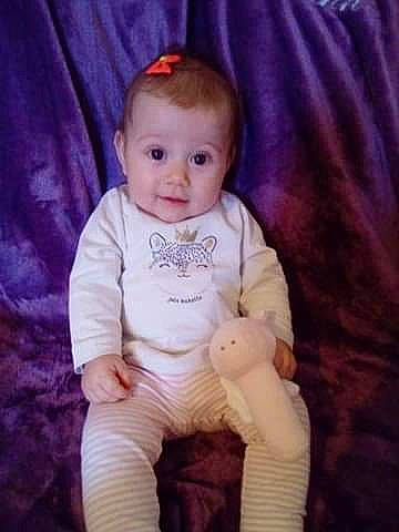 Julianna a rejoint le concours — aidez-le/la à gagner de superbes lots ! baby, cheek, child, child_model, iris, person, portrait, purple, sitting, skin, sleeve, smile, toddler