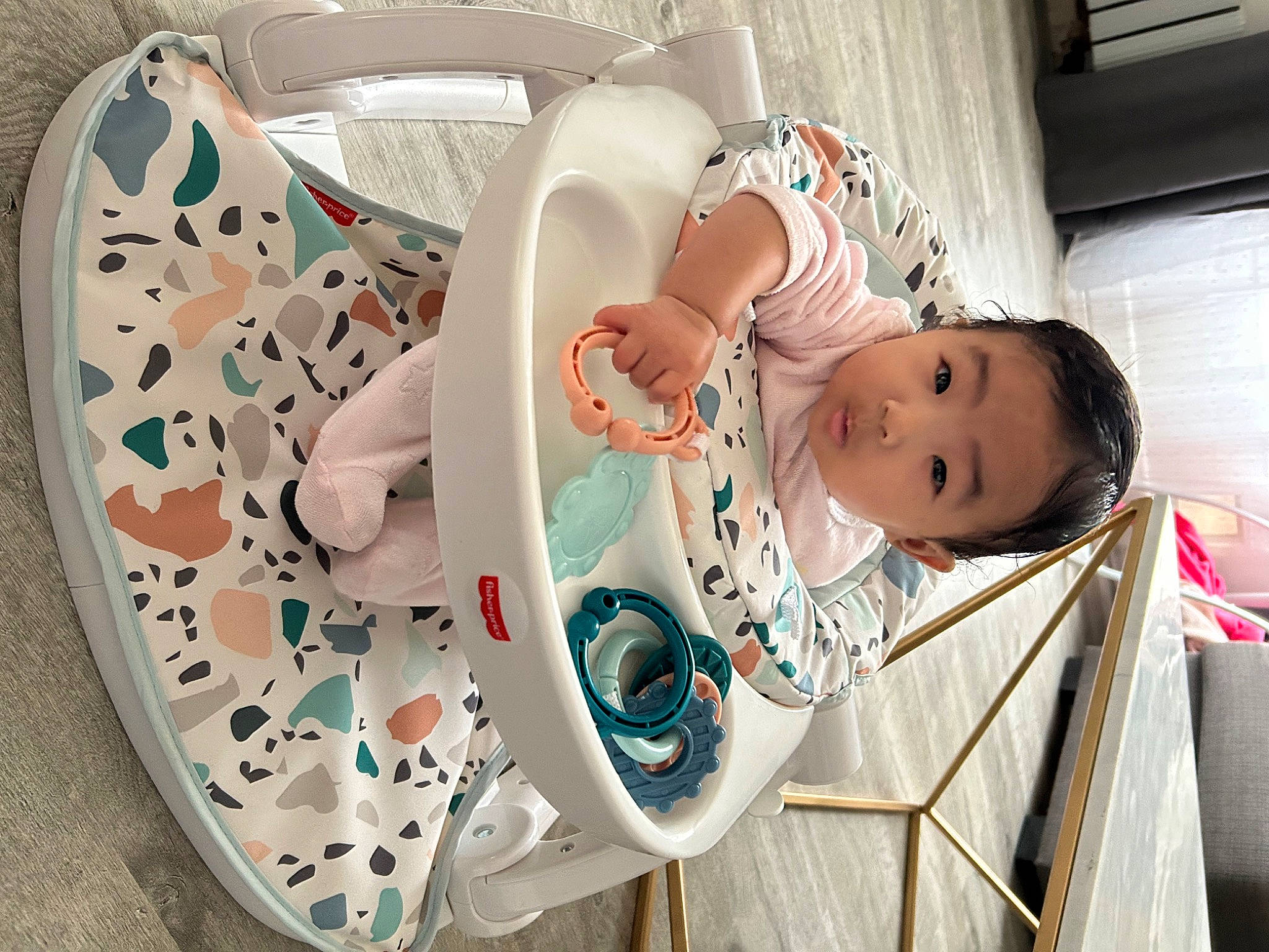 Mya a rejoint le concours — aidez-le/la à gagner de superbes lots ! baby, baby_products, baby_safety, baby_toddler_clothing, chair, child, circle, comfort, dishware, hat, home_accessories, laundry_room, linens, pattern, person, porcelain, product, room, serveware, surprise