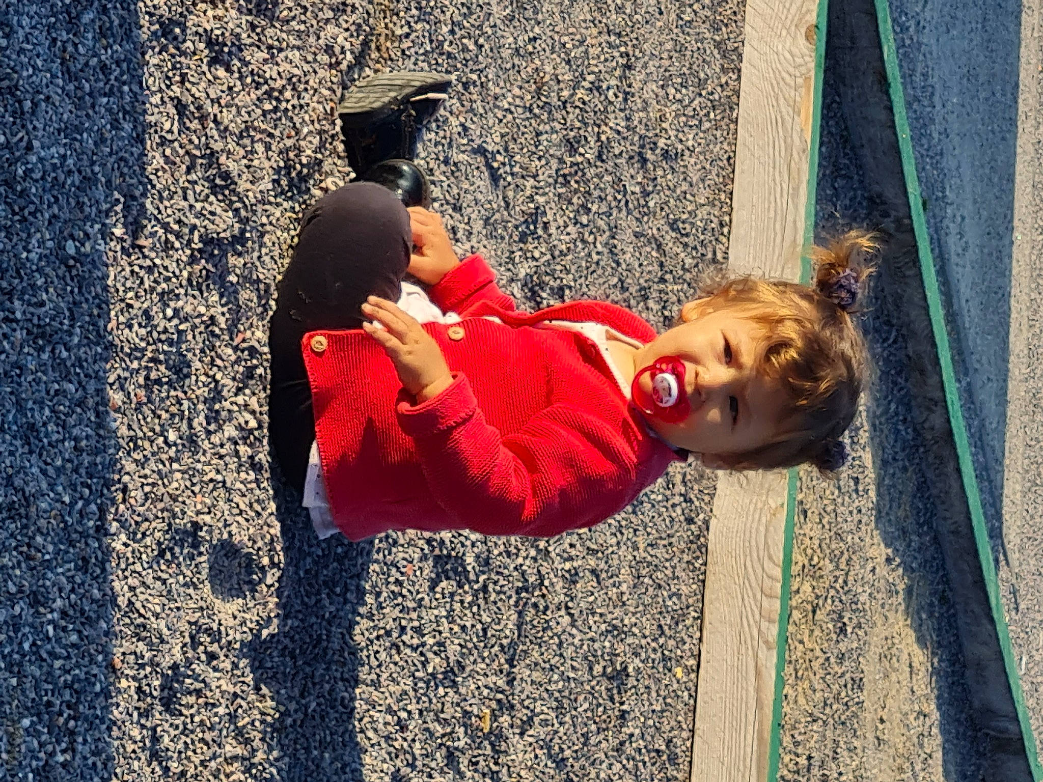 Mélissa participe au concours pour gagner de l'argent avec cette photo : asphalt, baby, child, electric_blue, flooring, fun, grass, happy, leaf, leisure, orange, people_in_nature, person, public_space, road_surface, sidewalk, sitting, standing, sun_hat, tints_and_shades