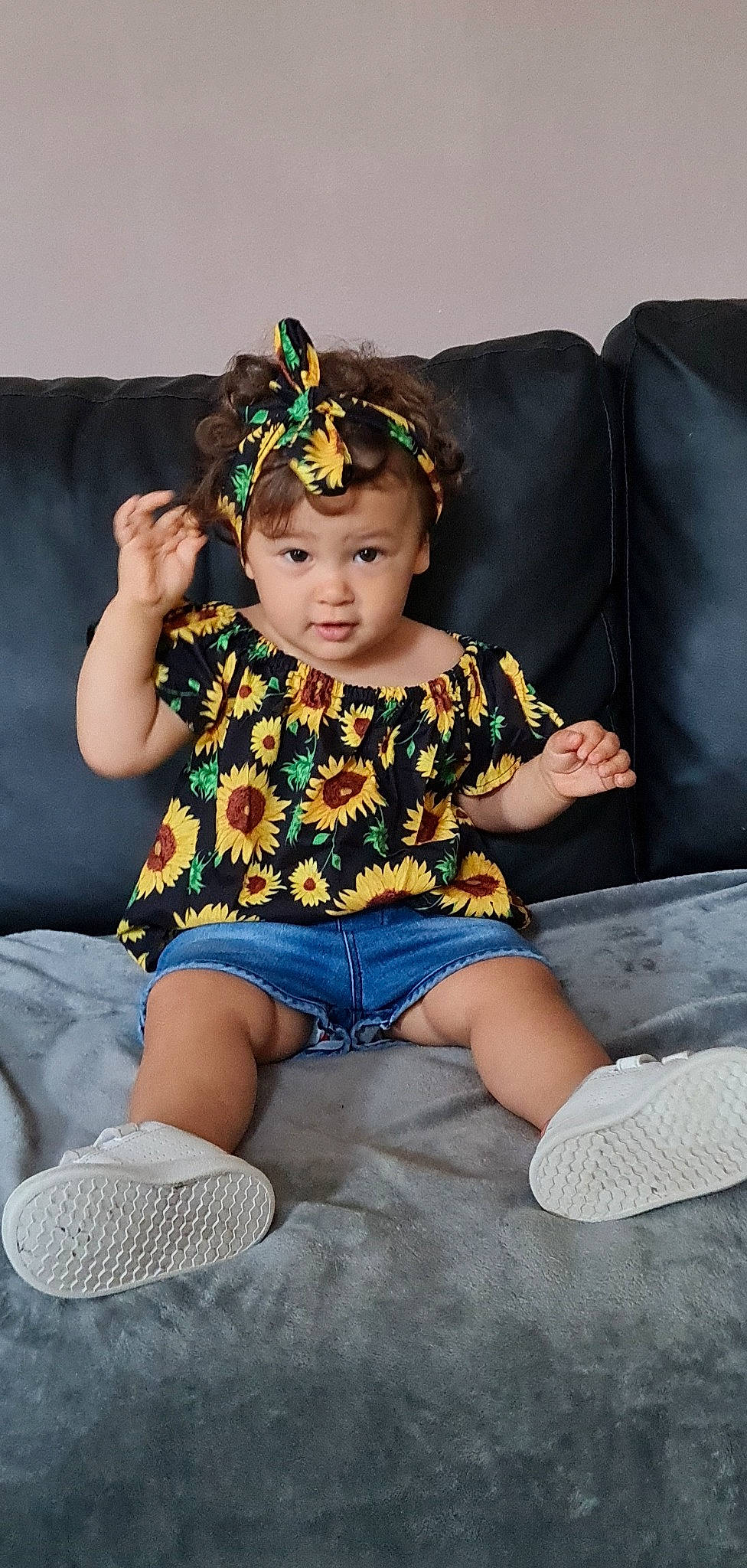 Mélissa a rejoint le concours — aidez-le/la à gagner de superbes lots ! baby, baby_toddler_clothing, chair, cheek, child, comfort, couch, denim, flash_photography, fun, hairstyle, headwear, human, jewellery, lap, pattern, person, sitting, sleeve, textile