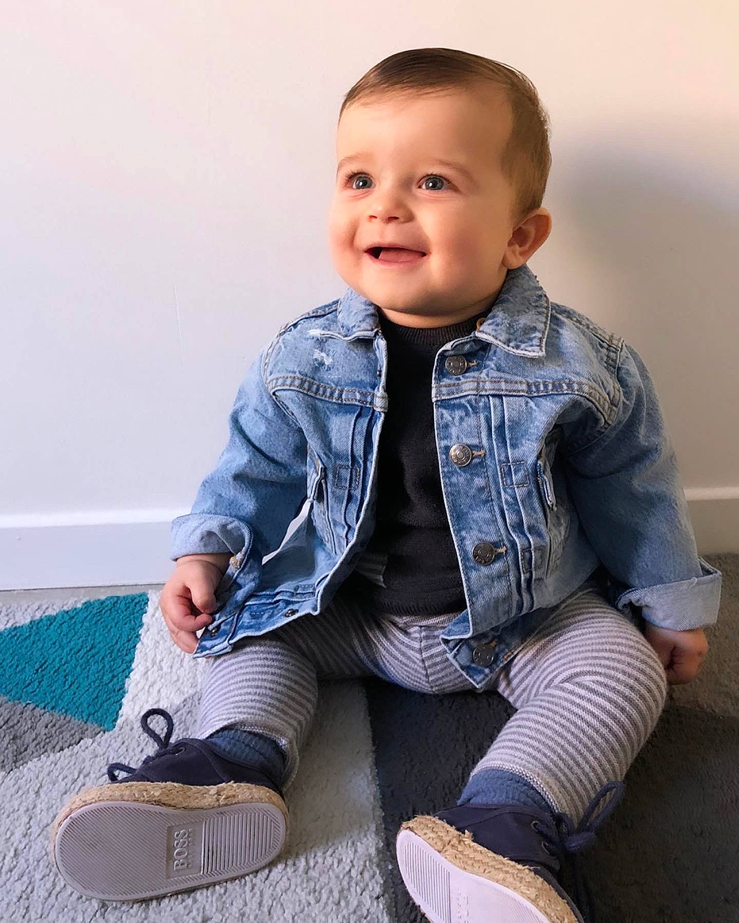 Vlad participe au concours pour gagner de l'argent avec cette photo : baby_toddler_clothing, black, cheek, collar, denim, dress_shirt, electric_blue, flash_photography, happy, joy, knee, leg, outerwear, pattern, person, sitting, skin, sleeve, smile, t_shirt