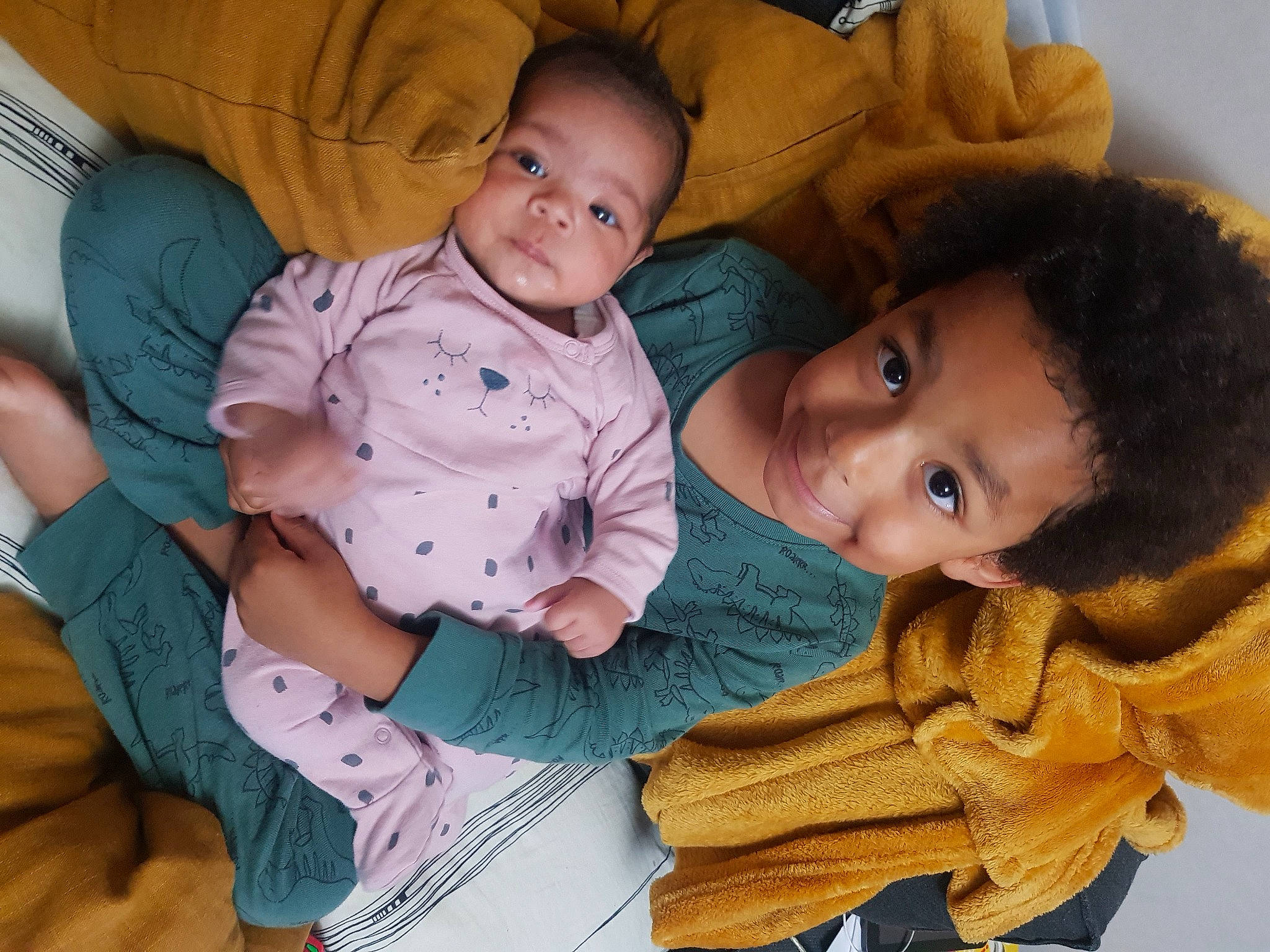 Mia a rejoint le concours — aidez-le/la à gagner de superbes lots ! arm, baby, baby_toddler_clothing, cheek, child, comfort, couch, eye, face, finger, fun, happy, head, joy, lap, linens, organ, person, sitting, skin