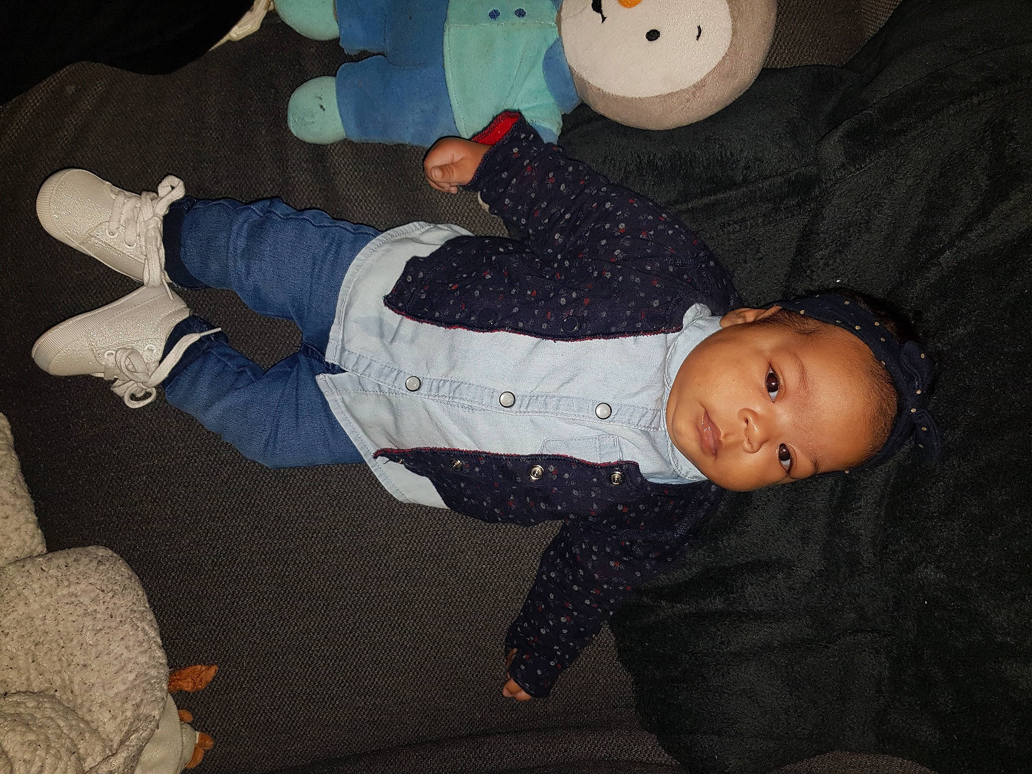 Mia a rejoint le concours — aidez-le/la à gagner de superbes lots ! baby, baby_toddler_clothing, carmine, cheek, child, comfort, fun, happy, pattern, person, sitting, sleeve, thumb, toddler, white