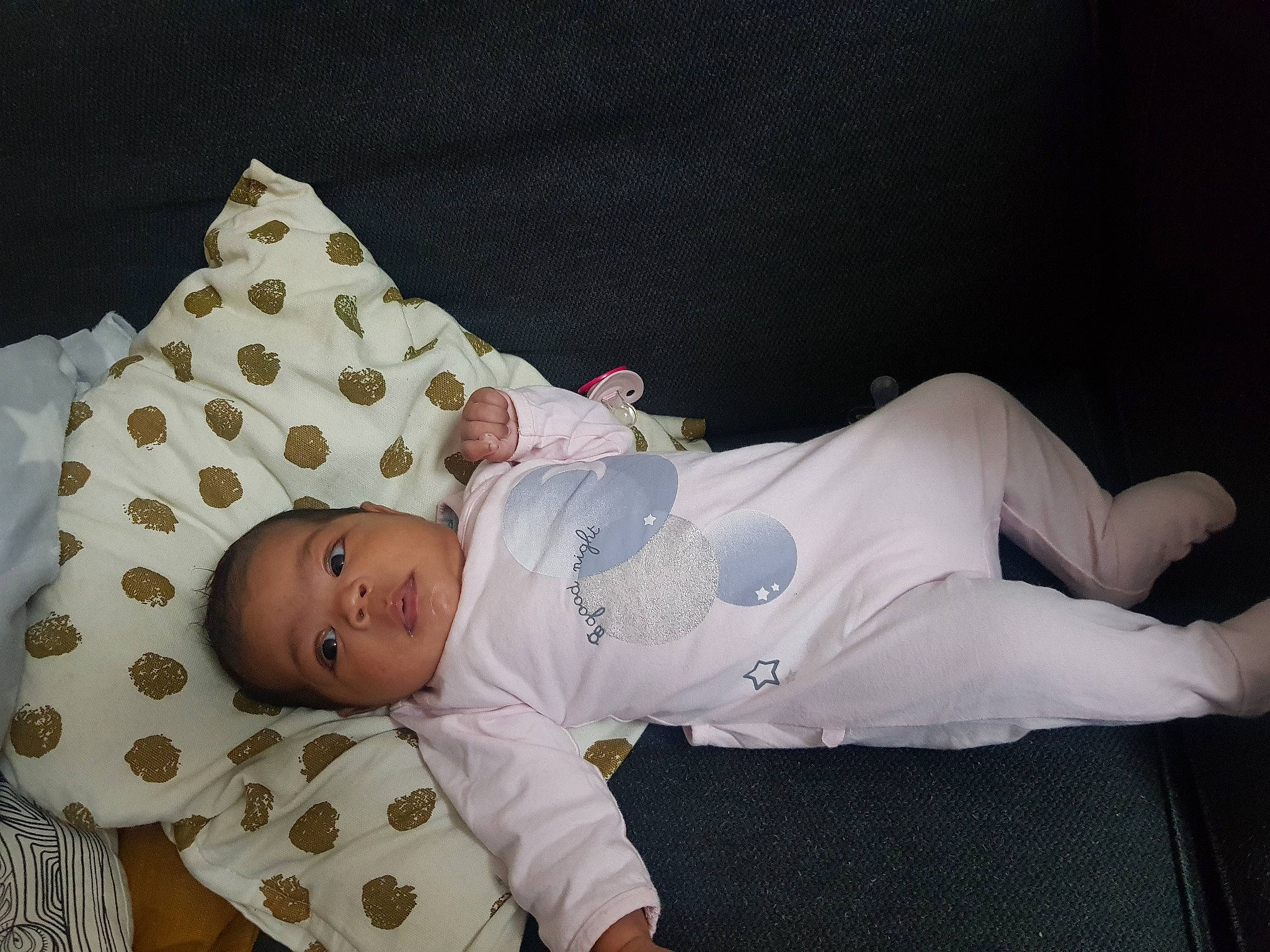 Mia a rejoint le concours — aidez-le/la à gagner de superbes lots ! baby, baby_products, baby_safety, baby_sleeping, baby_toddler_clothing, bedding, bedtime, child, comfort, elbow, hat, knee, linens, nap, pattern, person, room, sitting, sleep, sleeve