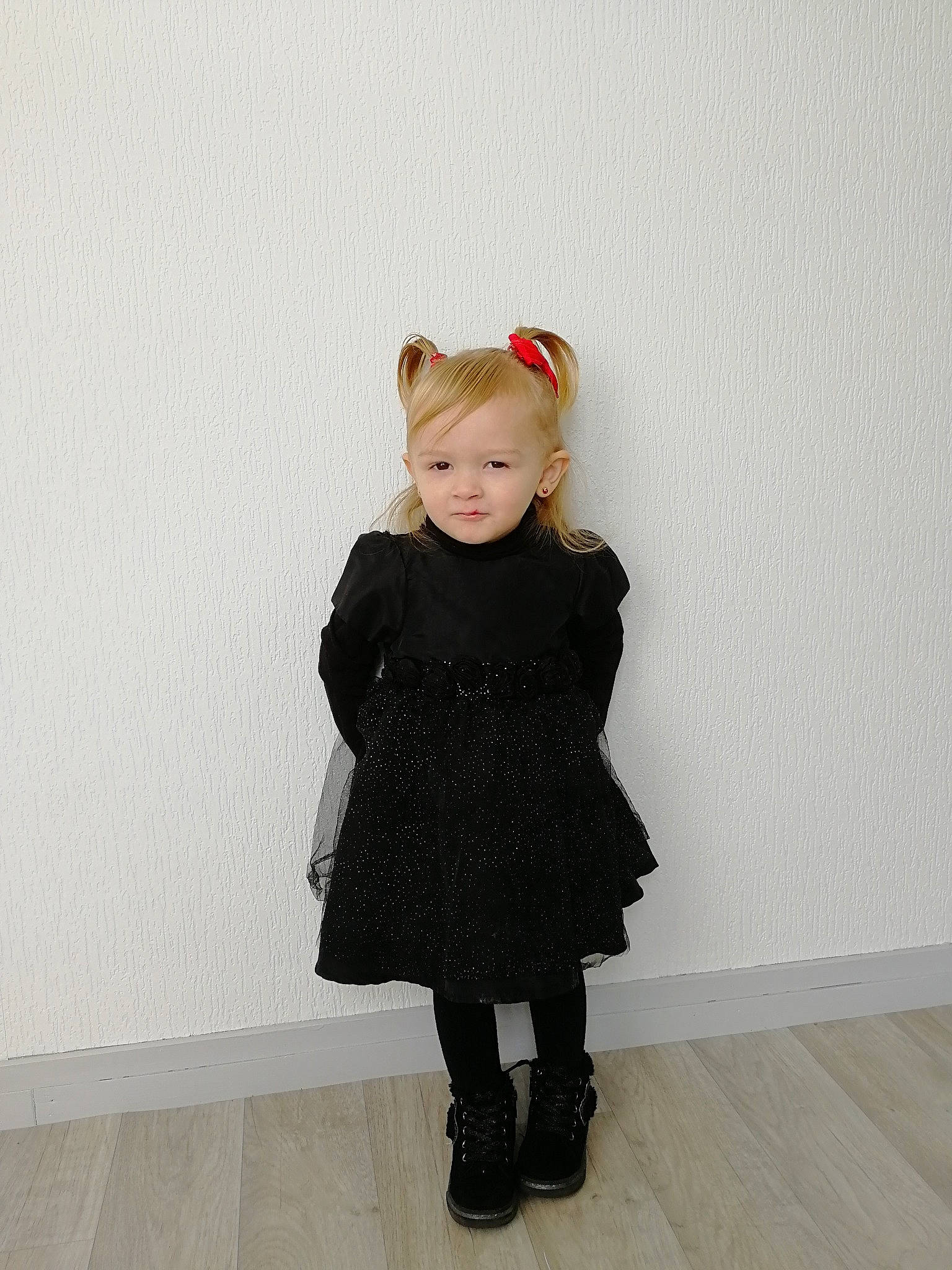 Keyssa a rejoint le concours — aidez-le/la à gagner de superbes lots ! baby_toddler_clothing, dress, fashion_design, footwear, formal_wear, grey, head, headgear, human_body, jeans, knee, leg, neck, one_piece_garment, person, sleeve, street_fashion, toddler, toy, waist