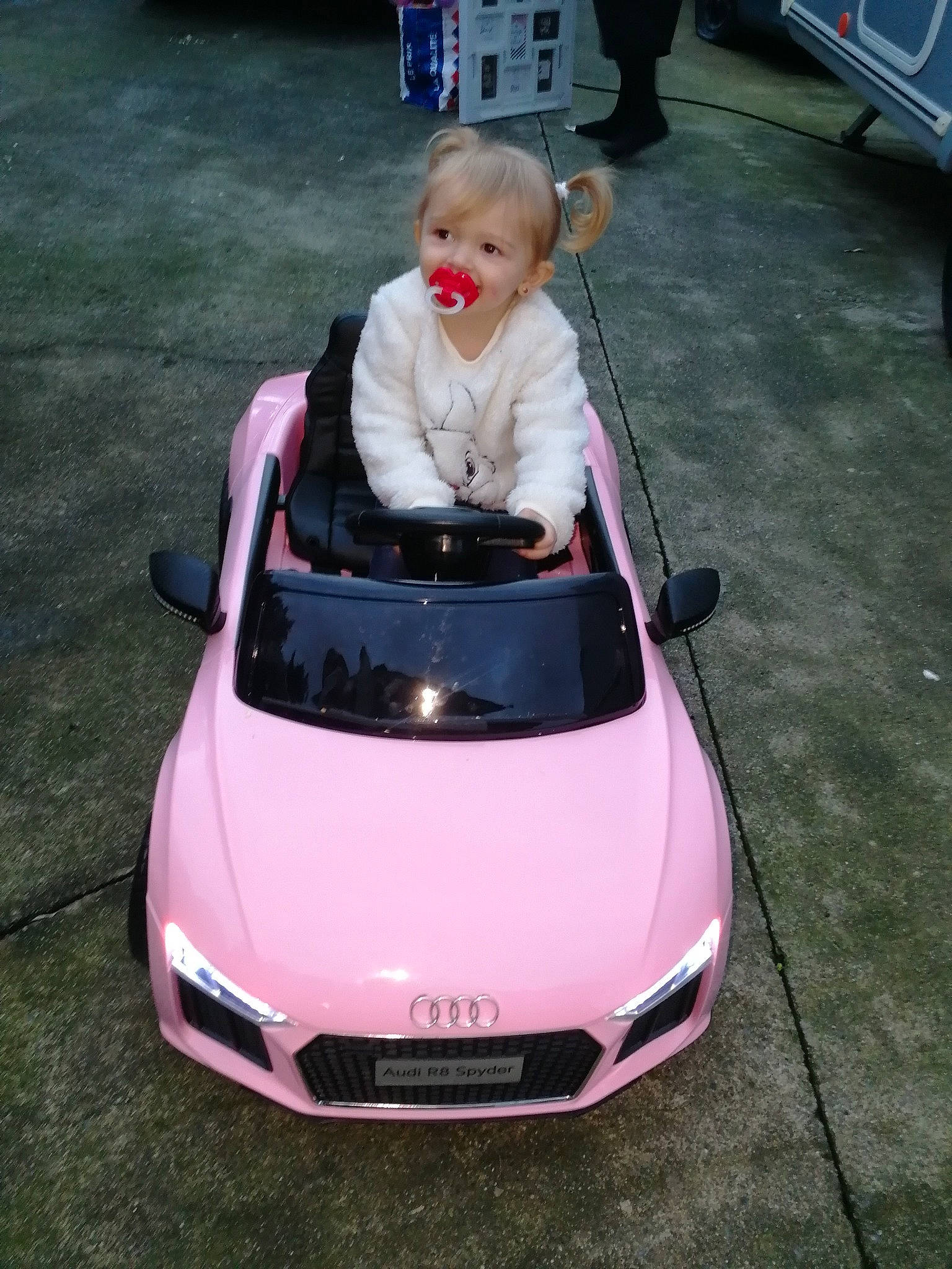 Keyssa a rejoint le concours — aidez-le/la à gagner de superbes lots ! alloy_wheel, automotive_design, automotive_exterior, automotive_lighting, bumper, car, grille, headlamp, hood, motor_vehicle, person, personal_luxury_car, photograph, pink, roadster, steering_wheel, tire, toddler, vehicle, vehicle_door