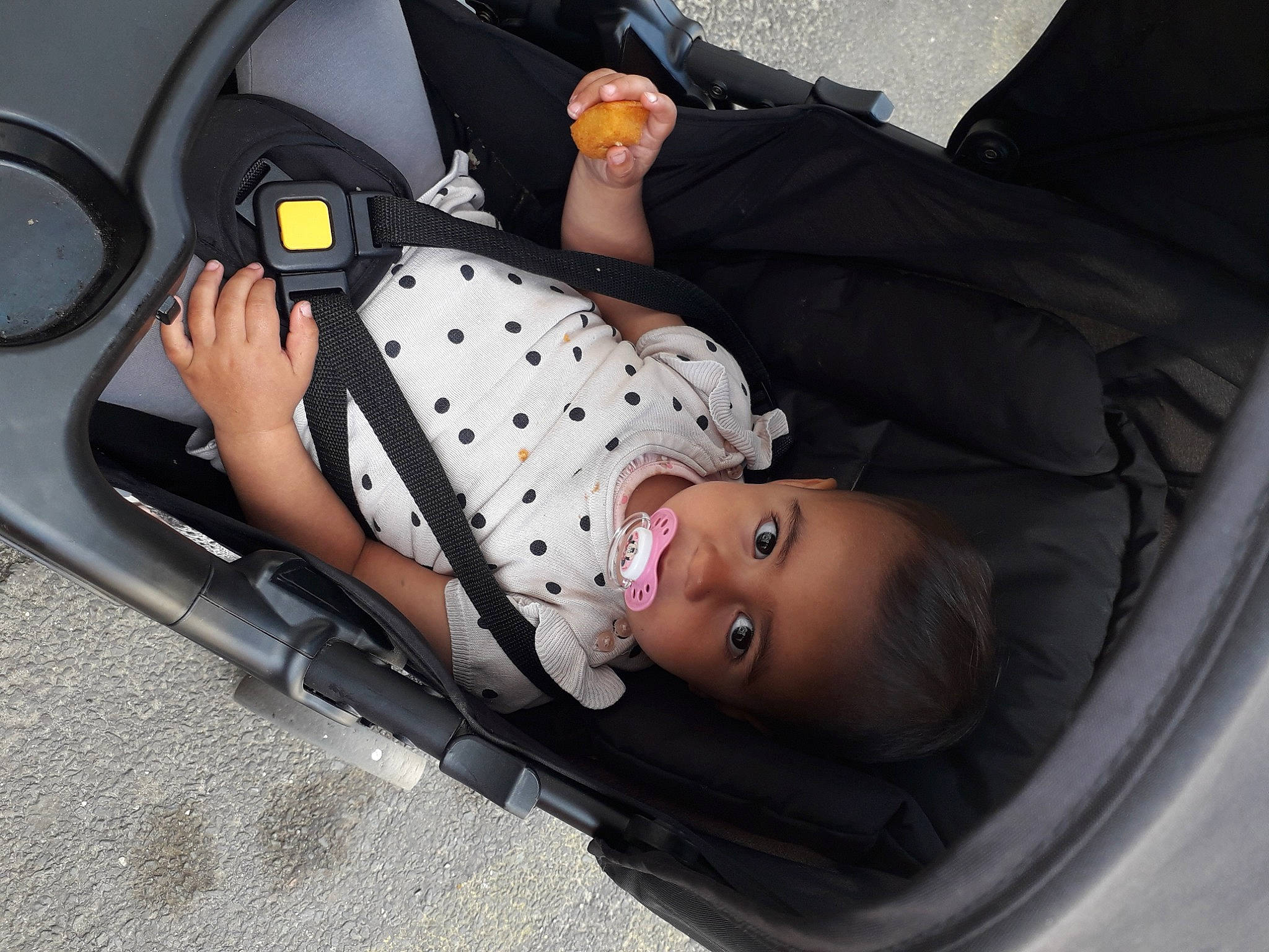 Imene participe au concours pour gagner de l'argent avec cette photo : auto_part, baby, baby_carriage, baby_products, child, person, product