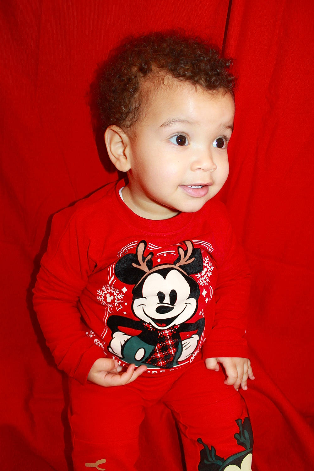 Ayden a rejoint le concours — aidez-le/la à gagner de superbes lots ! active_shirt, baby, baby_toddler_clothing, carmine, cheek, child, event, facial_expression, flash_photography, fun, happy, human_body, pattern, person, pink, sleeve, smile, standing, t_shirt, toddler