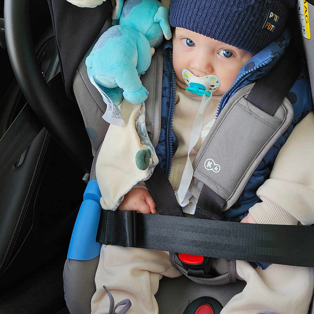 Gabriel participe au concours pour gagner de l'argent avec cette photo : alloywheel, baby, cap, car, carwheel, clothing, face, footwear, hat, head, machine, person, photography, portrait, shoe, sneaker, spoke, toy, transportation, vehicle