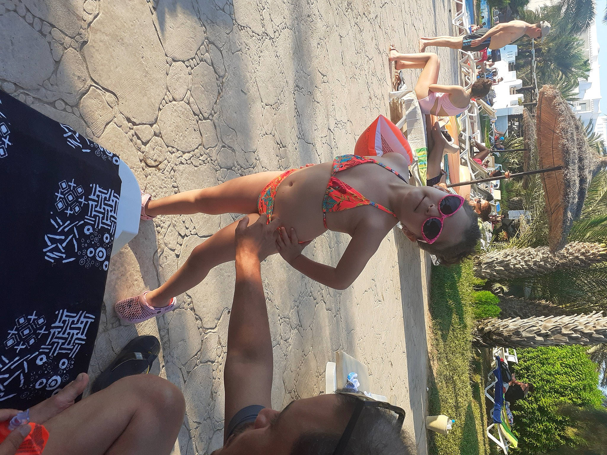 Mimi participe au concours pour gagner de l'argent avec cette photo : barechested, barefoot, carmine, chest, elbow, event, foot, fun, human_leg, joy, knee, leisure, performance_art, person, public_event, recreation, shorts, swimwear, thigh, toe