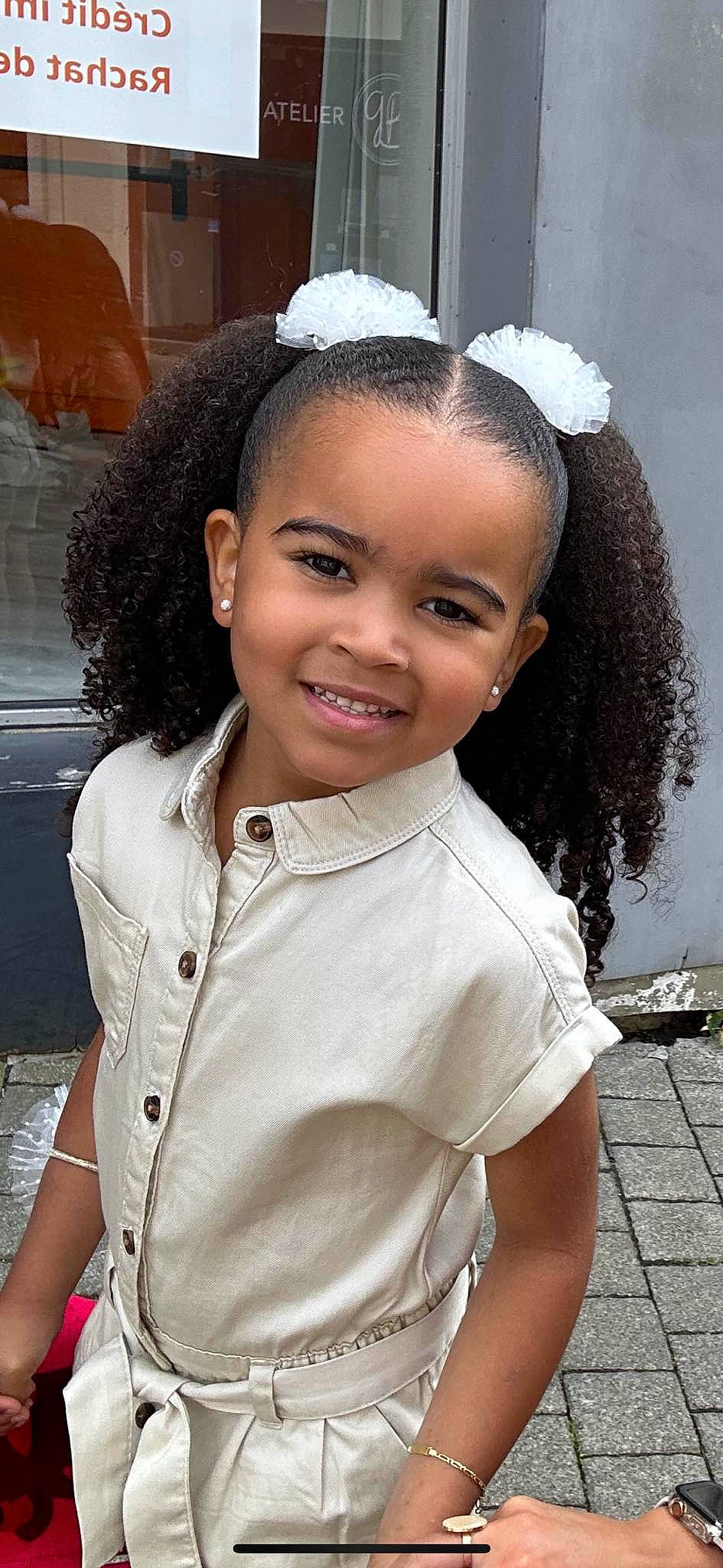 Kélya a rejoint le concours — aidez-le/la à gagner de superbes lots ! beauty, black_hair, child, chin, cool, eyebrow, facial_expression, flash_photography, forehead, hair, hairstyle, happy, headgear, joy, lip, long_hair, person, school_uniform, skin, sleeve